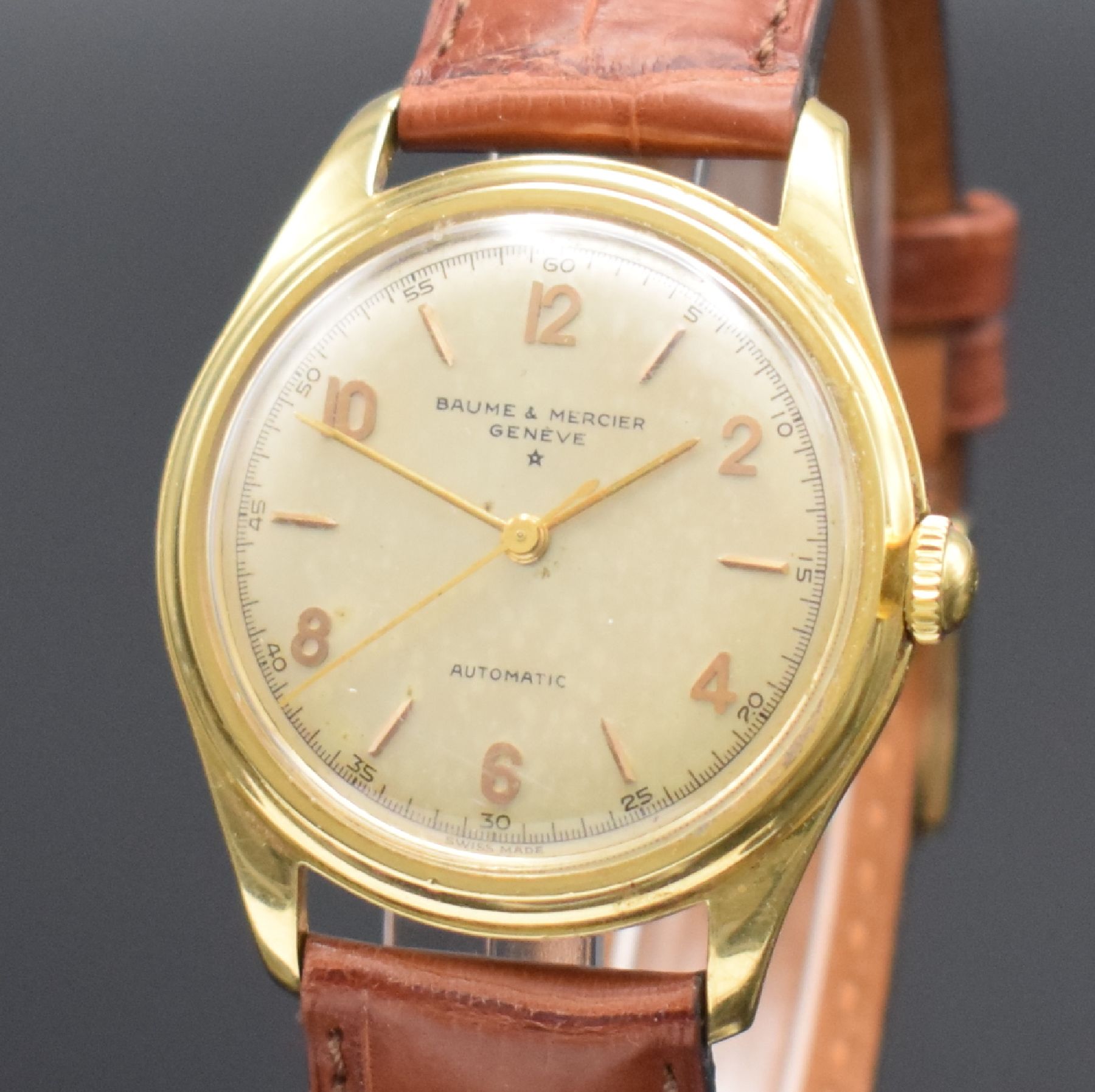 Detail c: BAUME & MERCIER Herrenarmbanduhr in GG 750/000 Referenz 3102, Hammerautomatik, Schweiz um 1950, Boden verschr., silb. Zifferbl. m. aufgel. Indizes ...