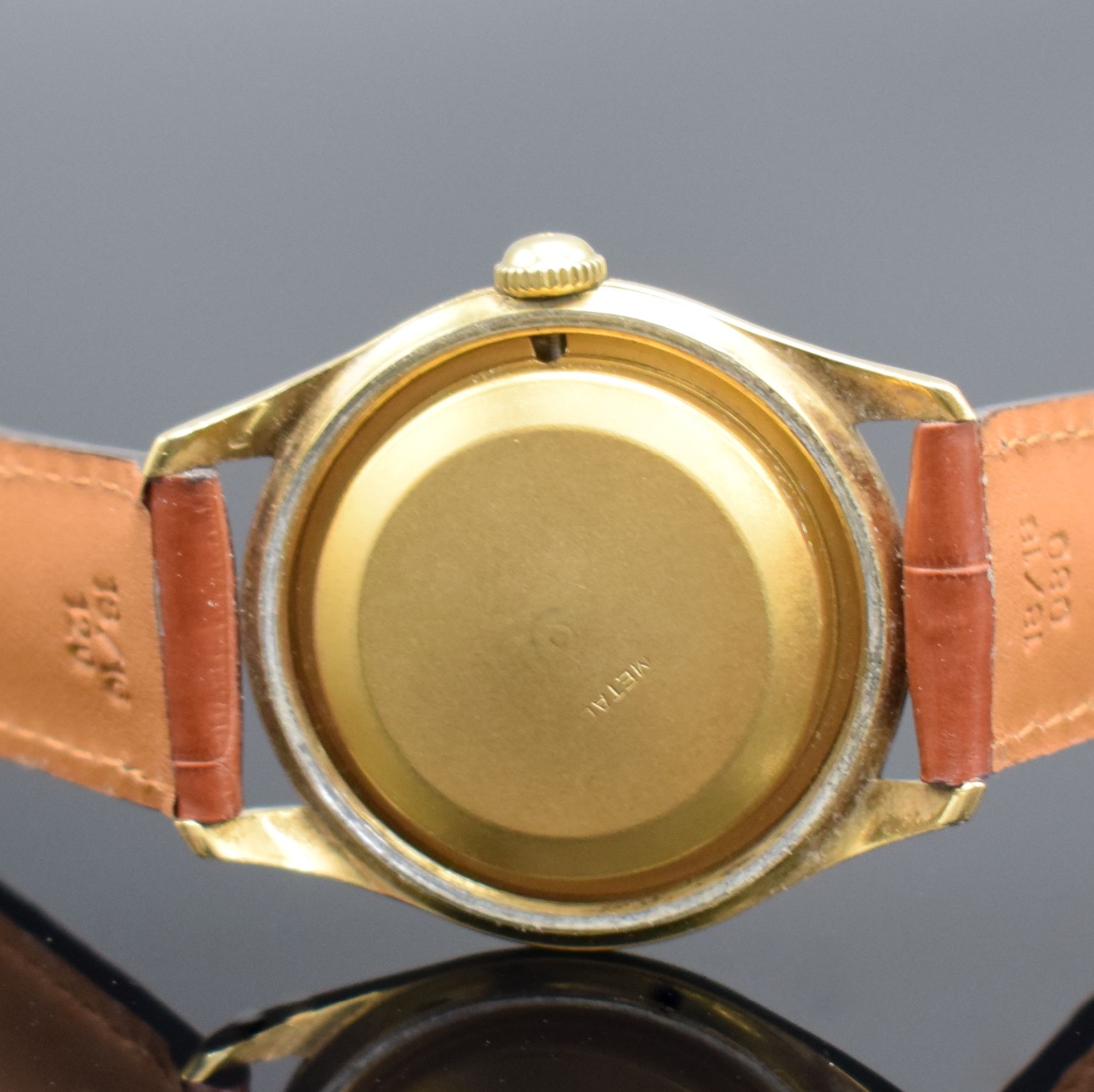 Detail e: BAUME & MERCIER Herrenarmbanduhr in GG 750/000 Referenz 3102, Hammerautomatik, Schweiz um 1950, Boden verschr., silb. Zifferbl. m. aufgel. Indizes ...