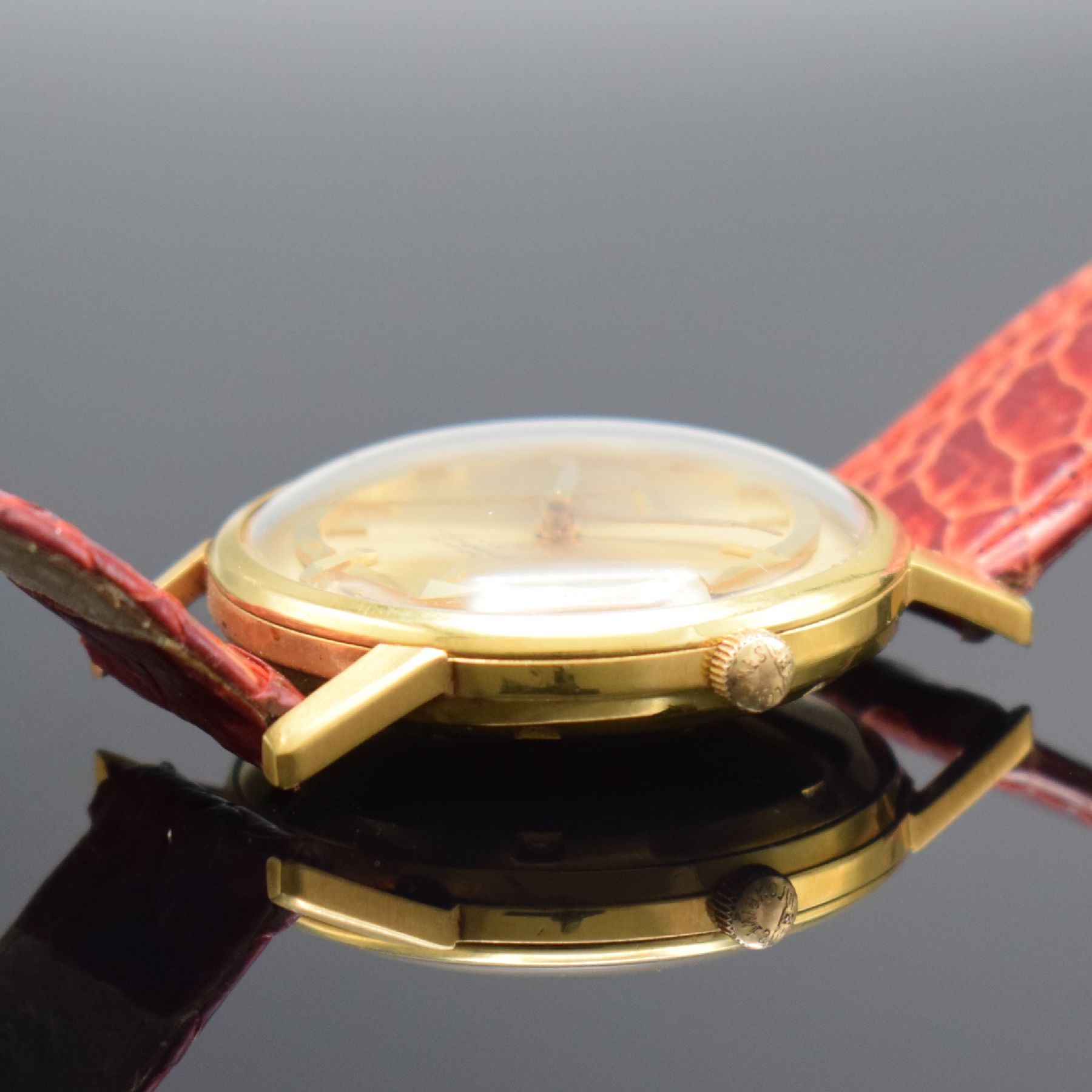 Detail d: LONGINES Conquest Herrenarmbanduhr in GG 750/000 Referenz 9021 3, Schweiz um 1960, Automatik, Boden m. Emailplakette verschr., ausgefallenes ...