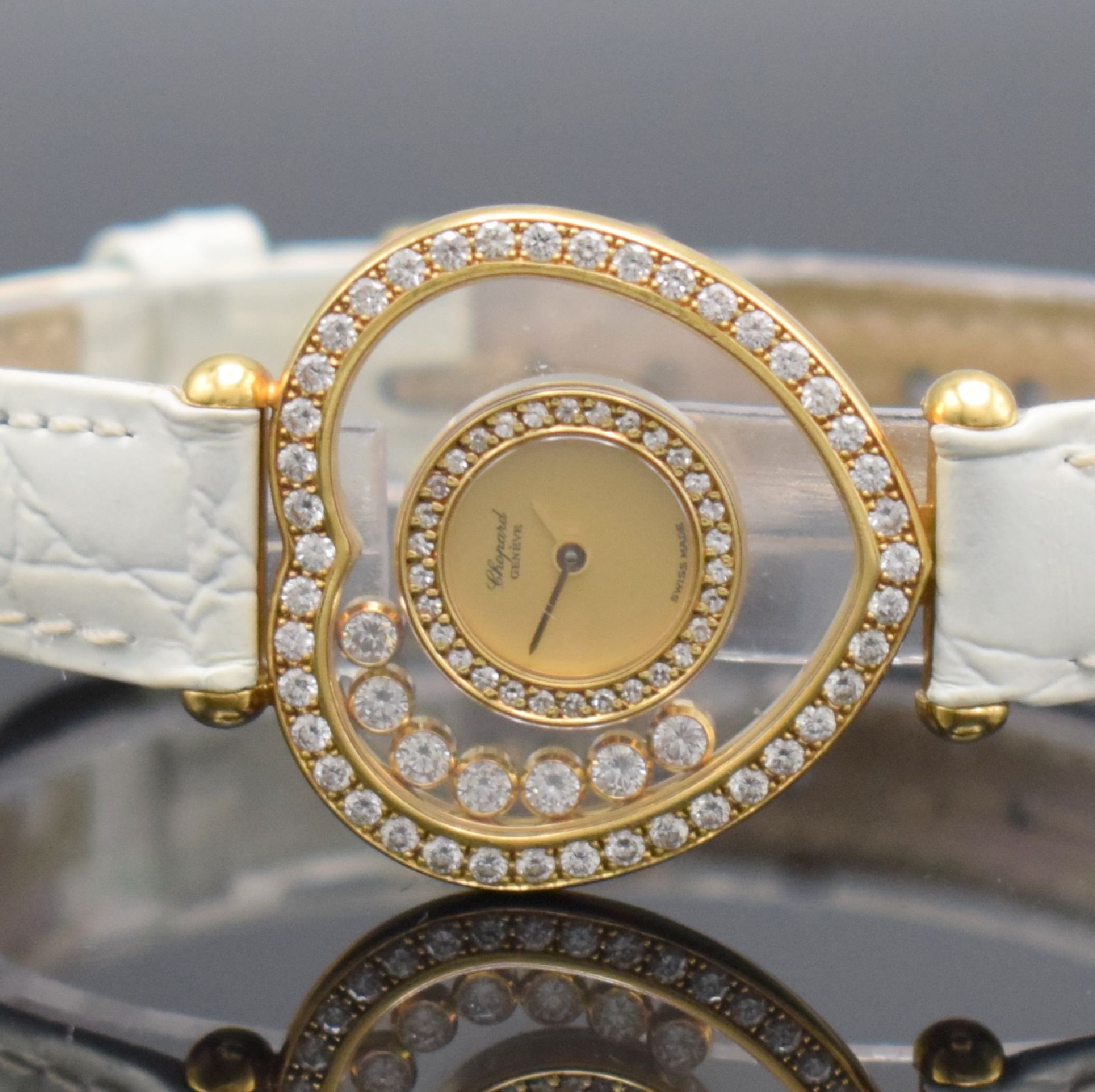 Detail a: CHOPARD Happy Diamonds Damenarmbanduhr in GG 750/000, Schweiz um 1995, herzförmiges Geh. beids. Saphirvergl., Lünette wie Außenbereich aufw. m. ...