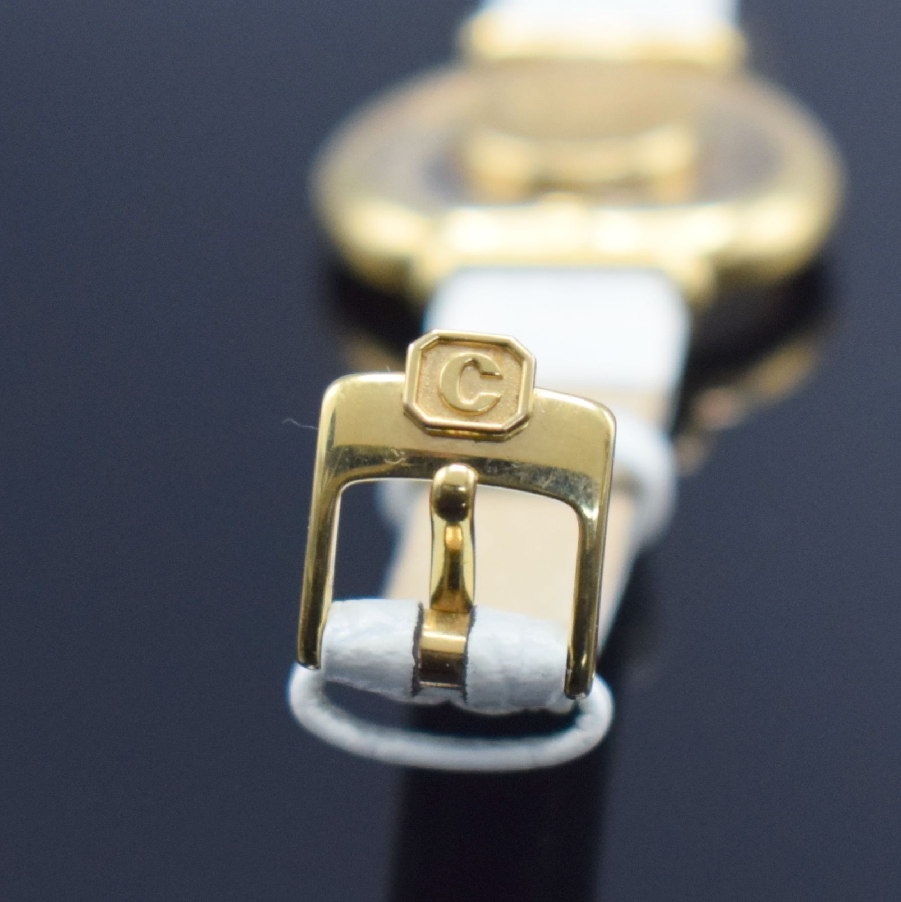 Detail d: CHOPARD Happy Diamonds Damenarmbanduhr in GG 750/000, Schweiz um 1995, herzförmiges Geh. beids. Saphirvergl., Lünette wie Außenbereich aufw. m. ...