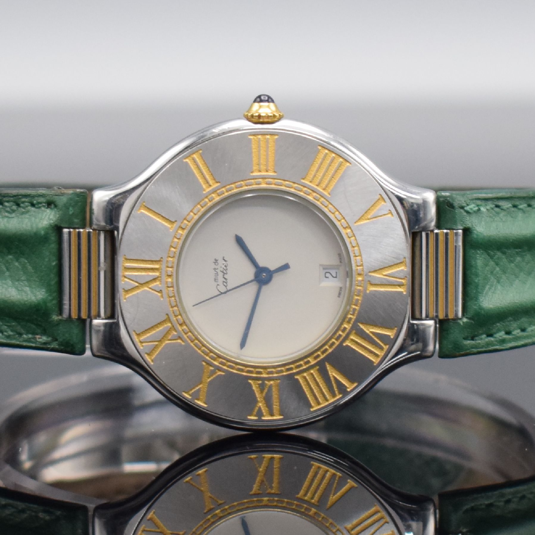 Detail a: CARTIER Linie 21 Damenarmbanduhr, Schweiz um 1992, quarz, Edelstahlgeh., Boden 6-fach verschr., orig. Lederband m. orig. Faltschl., Lünette m. gold. ...