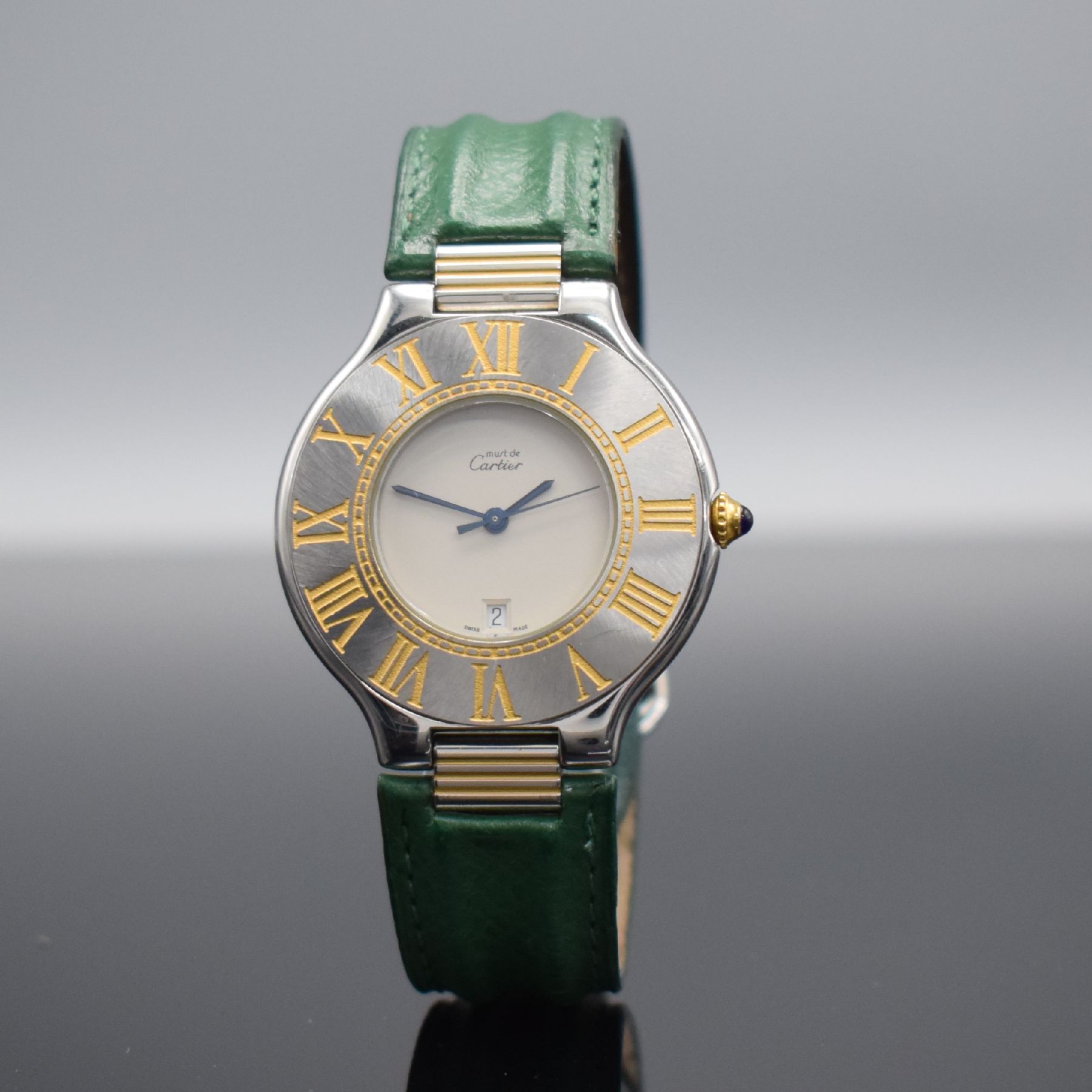 Detail b: CARTIER Linie 21 Damenarmbanduhr, Schweiz um 1992, quarz, Edelstahlgeh., Boden 6-fach verschr., orig. Lederband m. orig. Faltschl., Lünette m. gold. ...