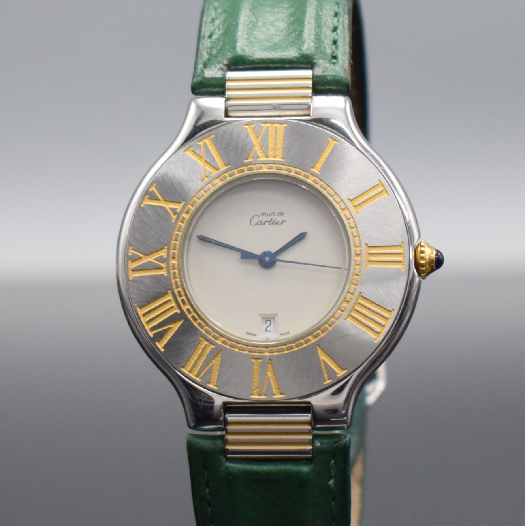 Detail c: CARTIER Linie 21 Damenarmbanduhr, Schweiz um 1992, quarz, Edelstahlgeh., Boden 6-fach verschr., orig. Lederband m. orig. Faltschl., Lünette m. gold. ...