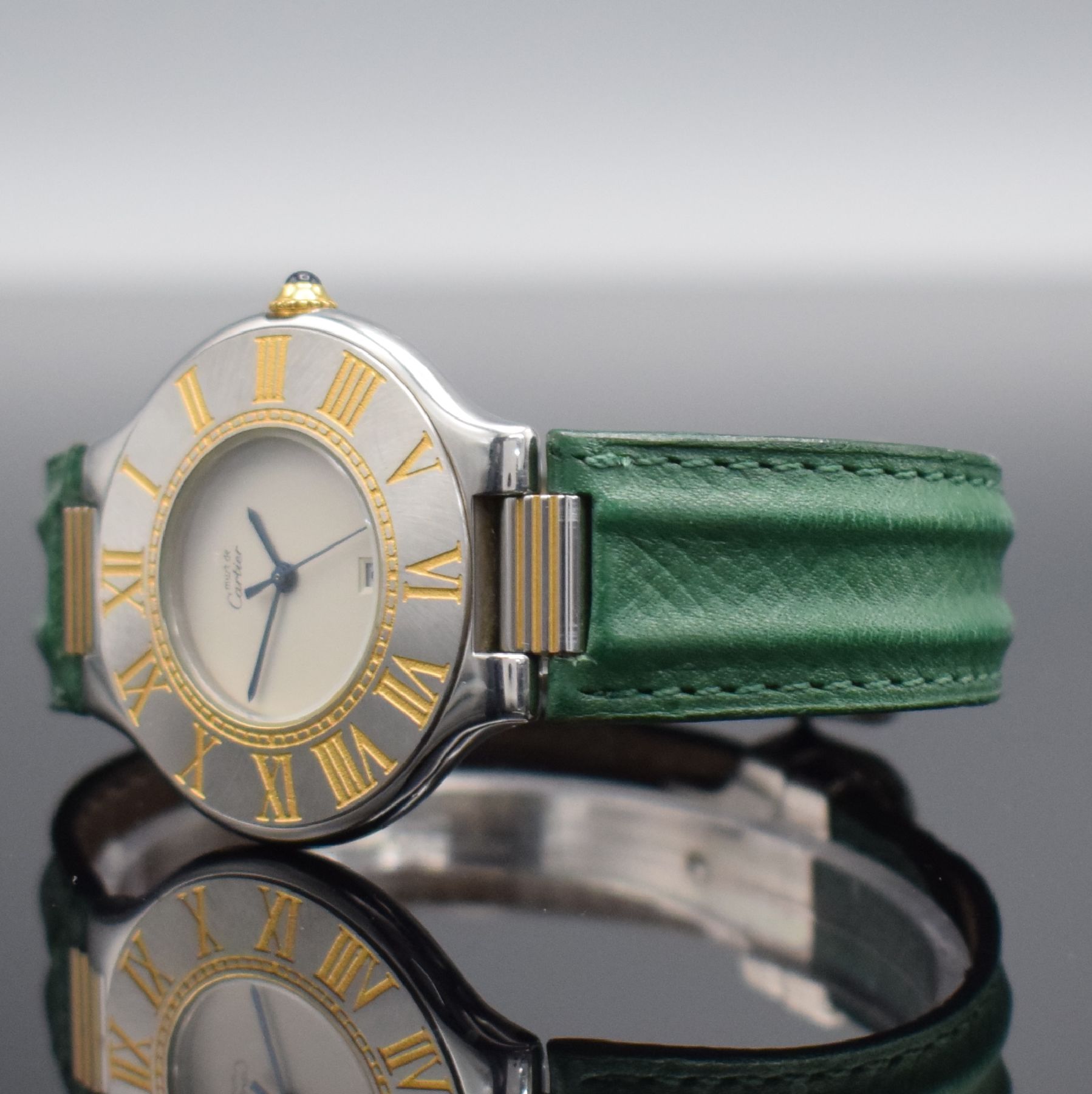Detail d: CARTIER Linie 21 Damenarmbanduhr, Schweiz um 1992, quarz, Edelstahlgeh., Boden 6-fach verschr., orig. Lederband m. orig. Faltschl., Lünette m. gold. ...
