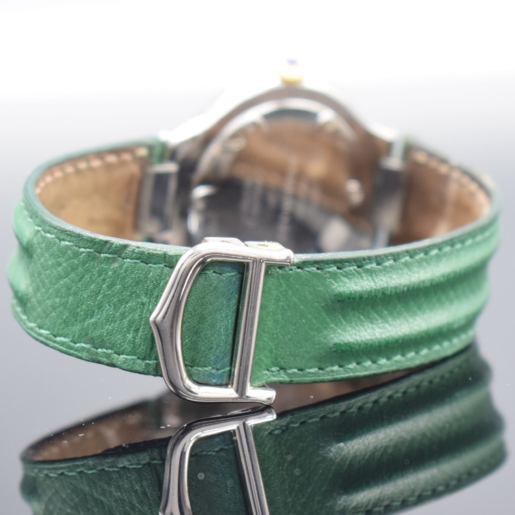Detail e: CARTIER Linie 21 Damenarmbanduhr, Schweiz um 1992, quarz, Edelstahlgeh., Boden 6-fach verschr., orig. Lederband m. orig. Faltschl., Lünette m. gold. ...
