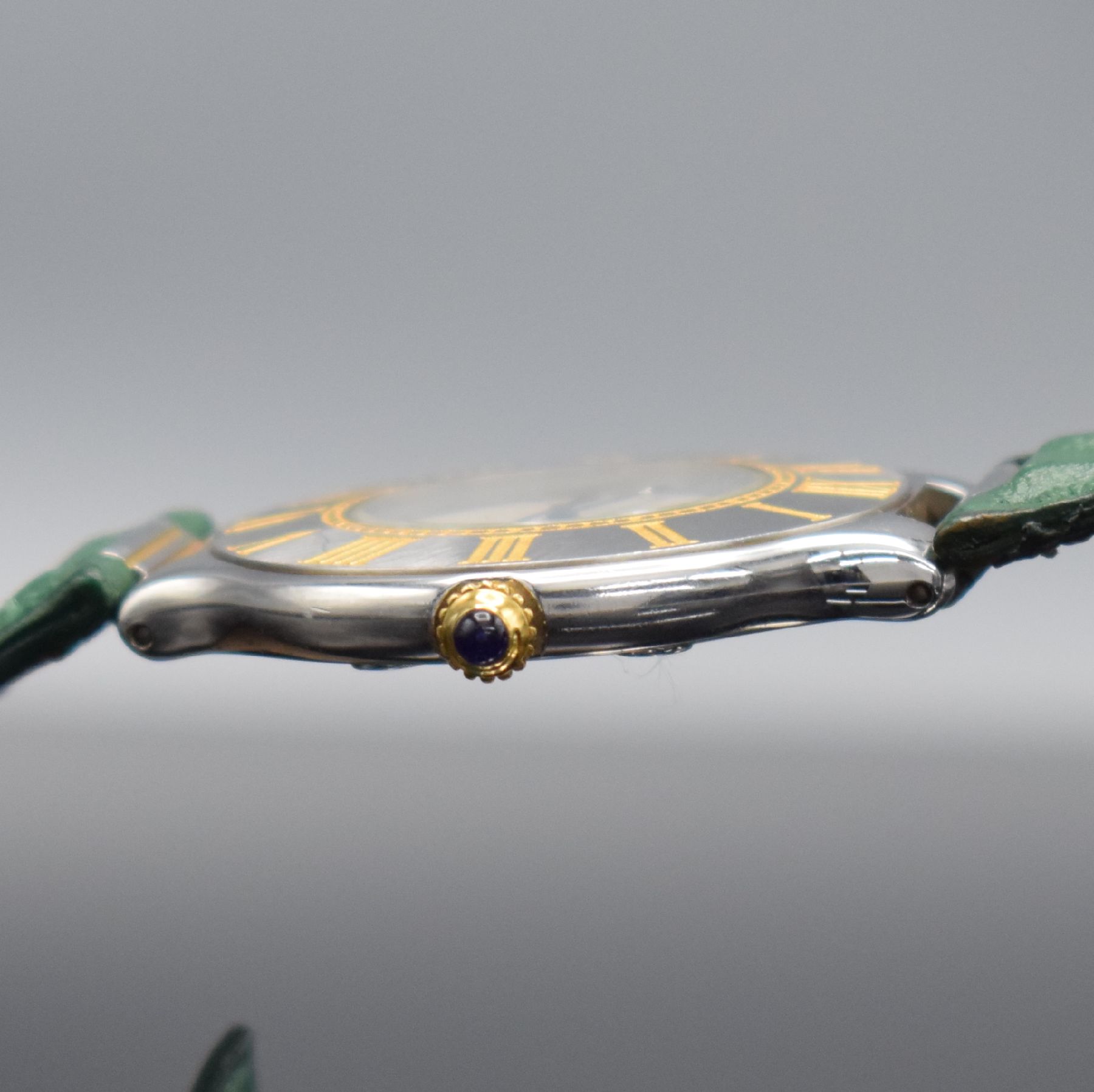 Detail g: CARTIER Linie 21 Damenarmbanduhr, Schweiz um 1992, quarz, Edelstahlgeh., Boden 6-fach verschr., orig. Lederband m. orig. Faltschl., Lünette m. gold. ...