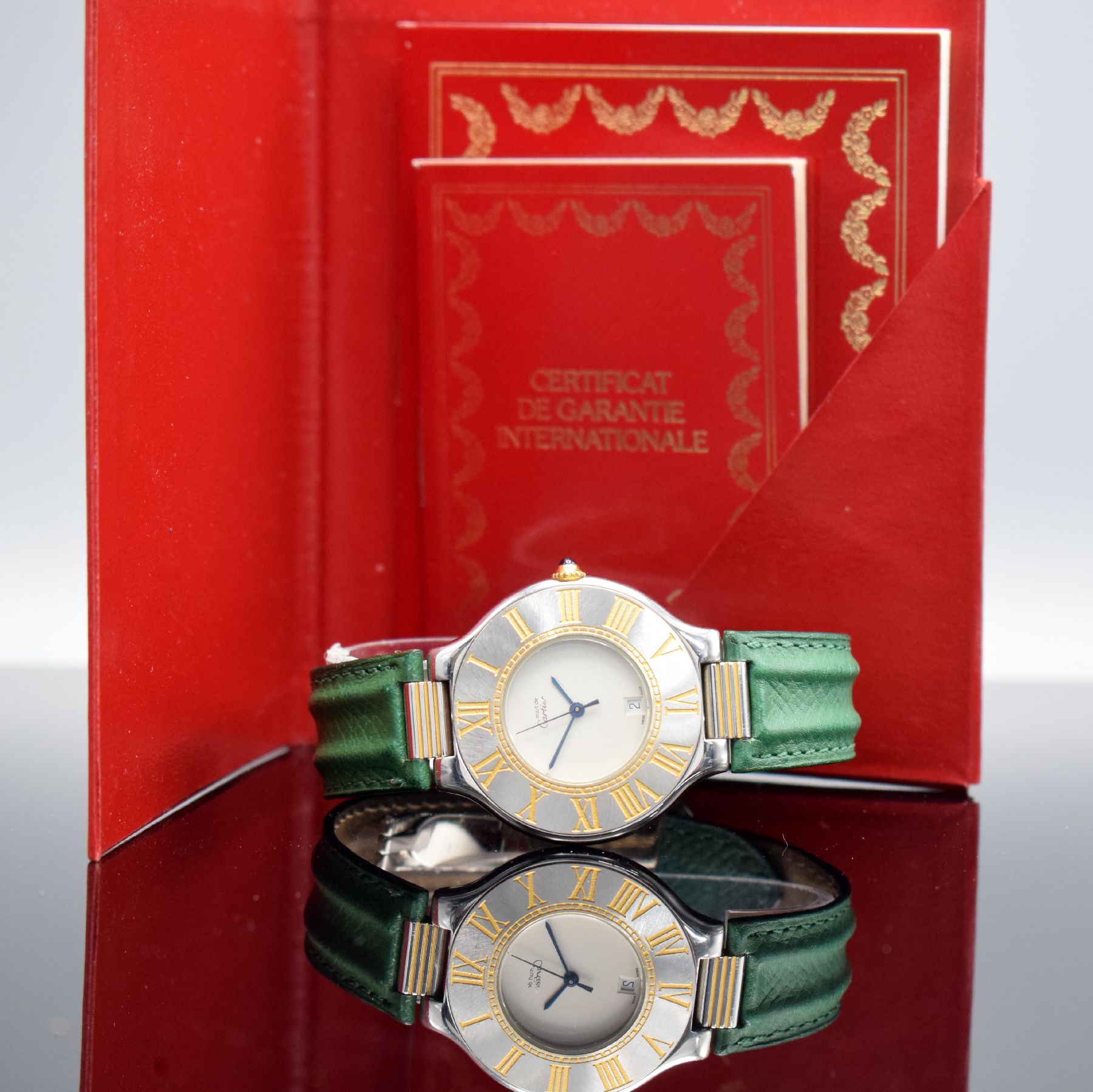 Detail h: CARTIER Linie 21 Damenarmbanduhr, Schweiz um 1992, quarz, Edelstahlgeh., Boden 6-fach verschr., orig. Lederband m. orig. Faltschl., Lünette m. gold. ...