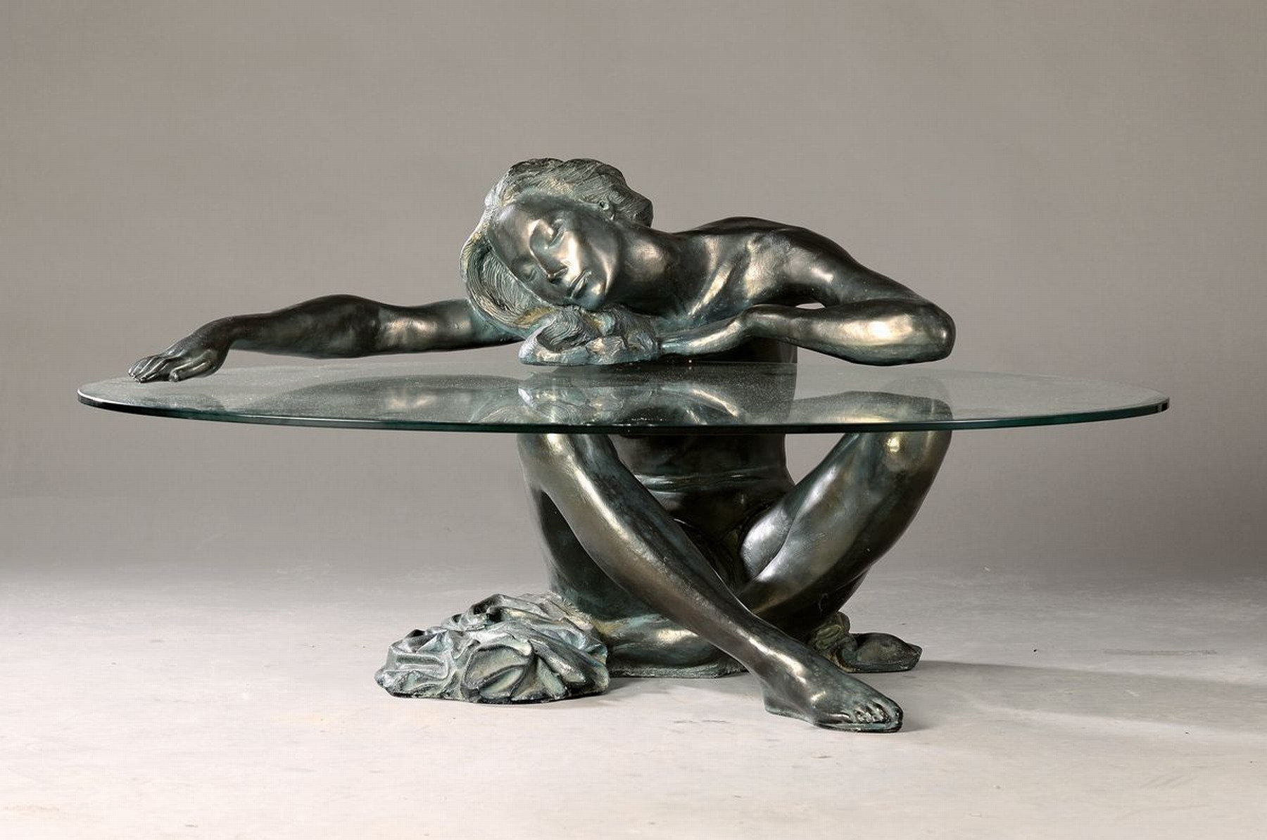 Christine Onillon, zeitgenössische Künstlerin, arbeitet für die Ateliers de la Cousse in La Hermite, hier: Skulptur einer hockenden Frau, ...