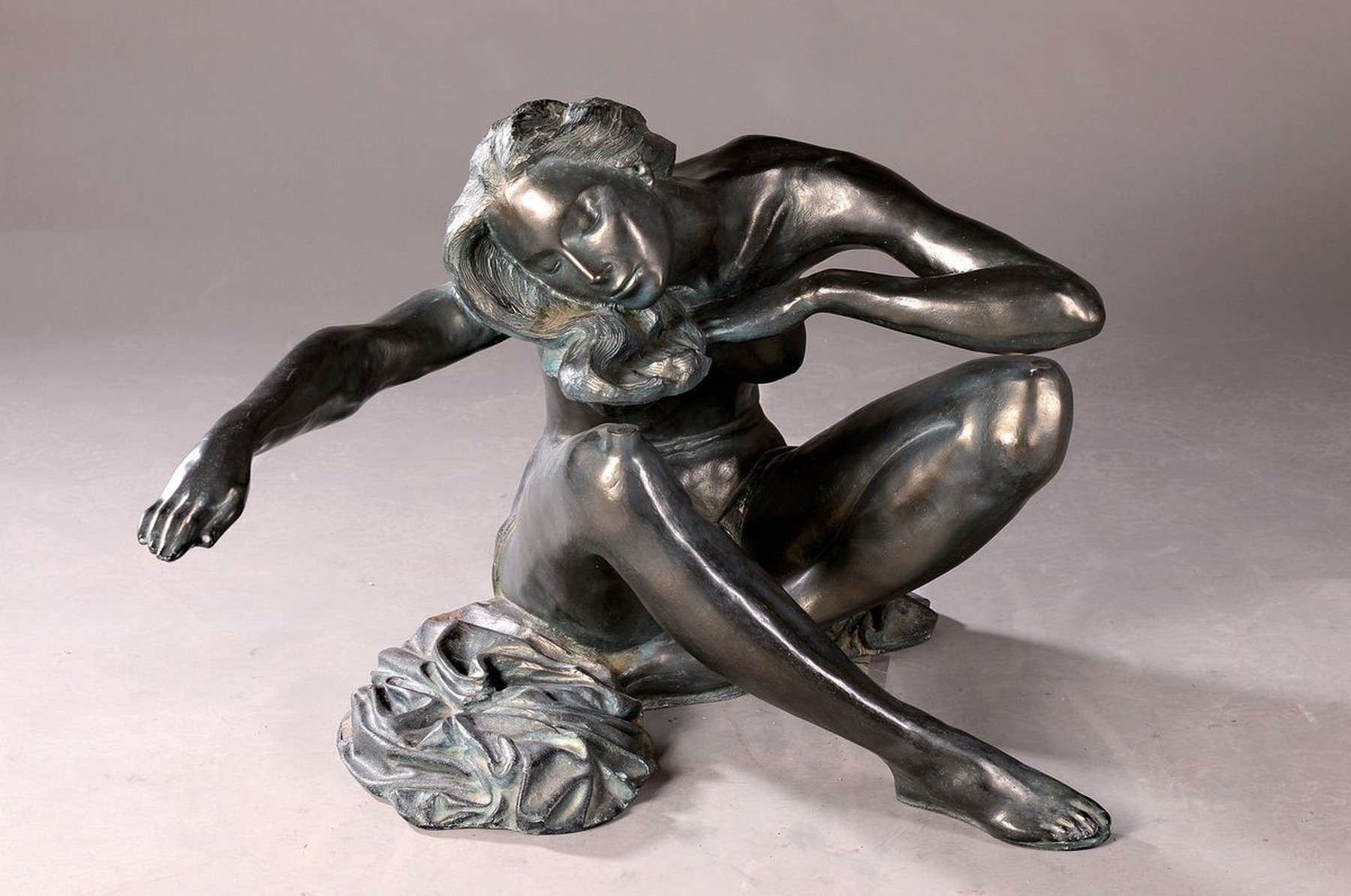 Detail d: Christine Onillon, zeitgenössische Künstlerin, arbeitet für die Ateliers de la Cousse in La Hermite, hier: Skulptur einer hockenden Frau, ...
