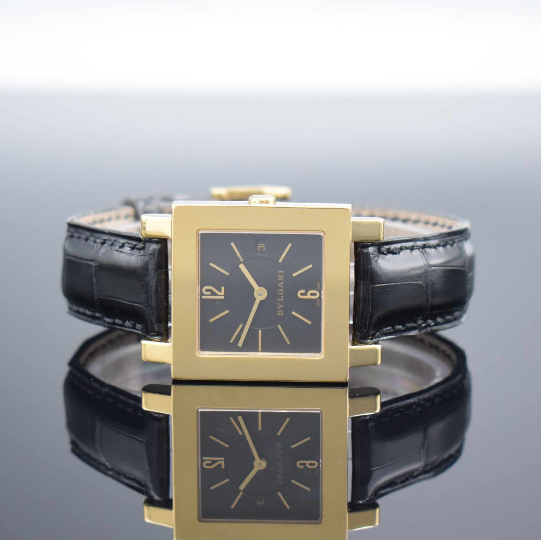 BULGARI Quadrato Damenarmbanduhr in GG 750/000, Schweiz um 2000, quarz, Ref. SQ 29 GL, 2- teil. Geh., Boden 8-fach verschr., orig. Lederband m. orig. ...