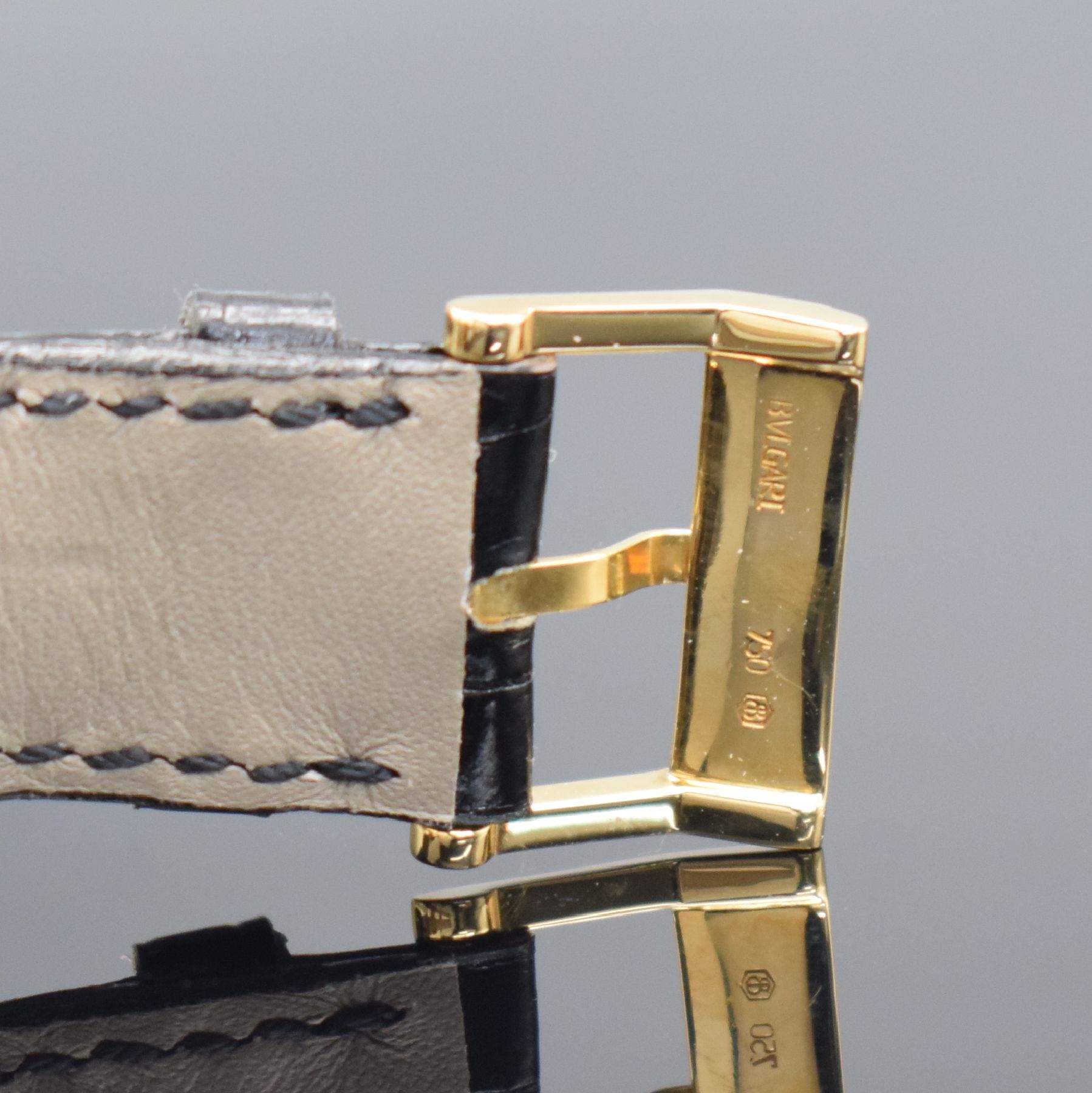 Detail d: BULGARI Quadrato Damenarmbanduhr in GG 750/000, Schweiz um 2000, quarz, Ref. SQ 29 GL, 2- teil. Geh., Boden 8-fach verschr., orig. Lederband m. orig. ...