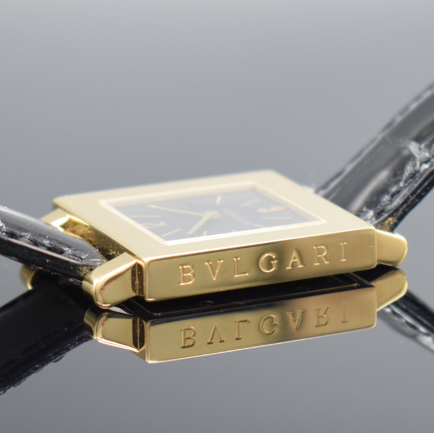 Detail e: BULGARI Quadrato Damenarmbanduhr in GG 750/000, Schweiz um 2000, quarz, Ref. SQ 29 GL, 2- teil. Geh., Boden 8-fach verschr., orig. Lederband m. orig. ...