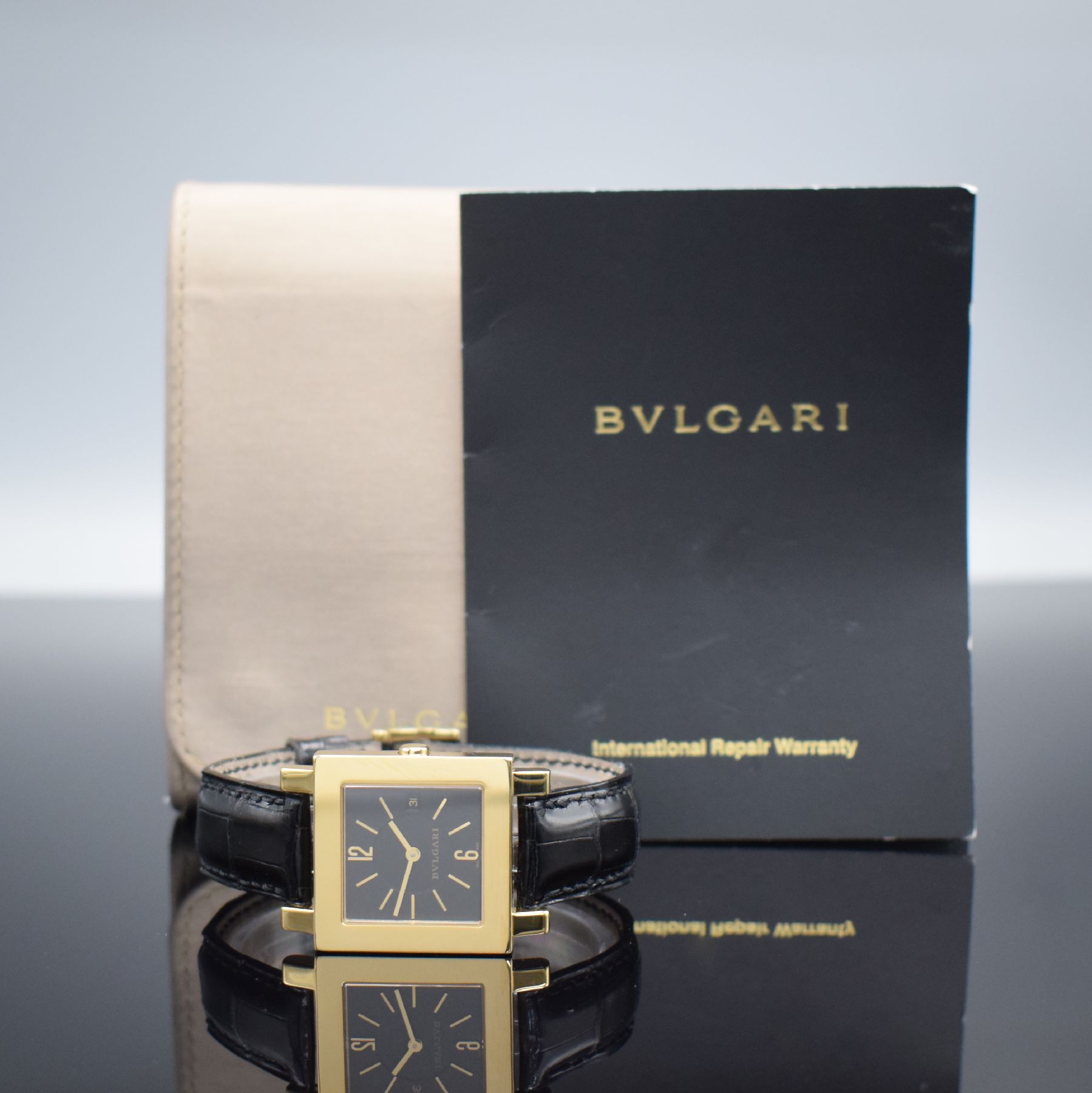 Detail g: BULGARI Quadrato Damenarmbanduhr in GG 750/000, Schweiz um 2000, quarz, Ref. SQ 29 GL, 2- teil. Geh., Boden 8-fach verschr., orig. Lederband m. orig. ...