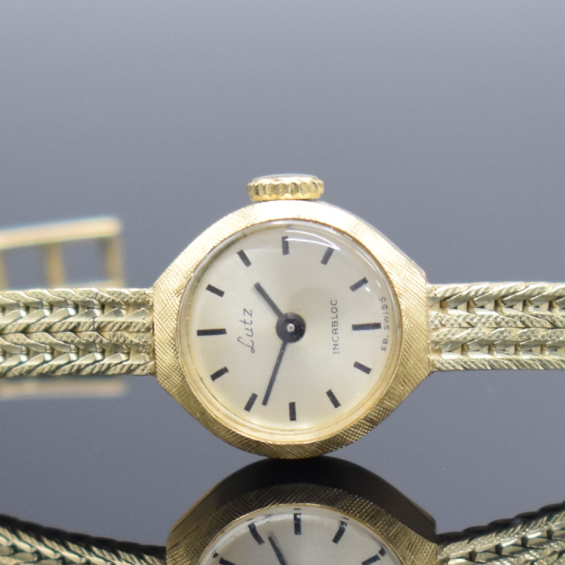 Detail a: LUTZ Damenarmbanduhr in GG 585/000, Schweiz um 1965, Handaufzug, Boden aufgedr., Goldband in 585/000, silb. Zifferbl. m. schwarzen Std.-Ind. & ...