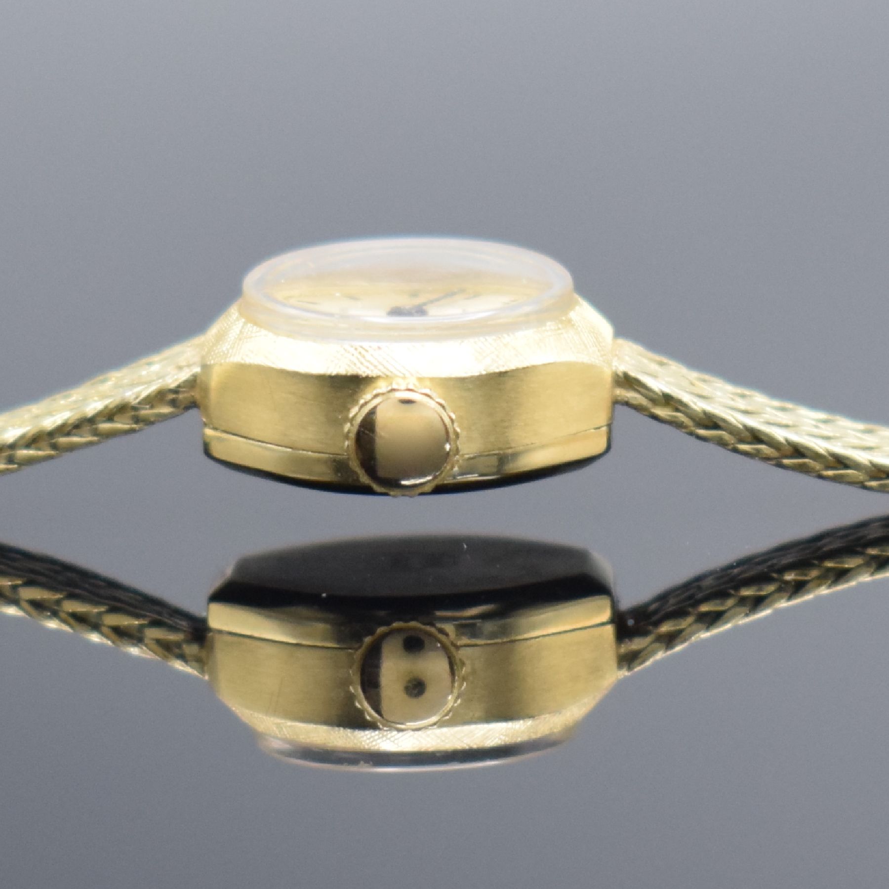 Detail e: LUTZ Damenarmbanduhr in GG 585/000, Schweiz um 1965, Handaufzug, Boden aufgedr., Goldband in 585/000, silb. Zifferbl. m. schwarzen Std.-Ind. & ...