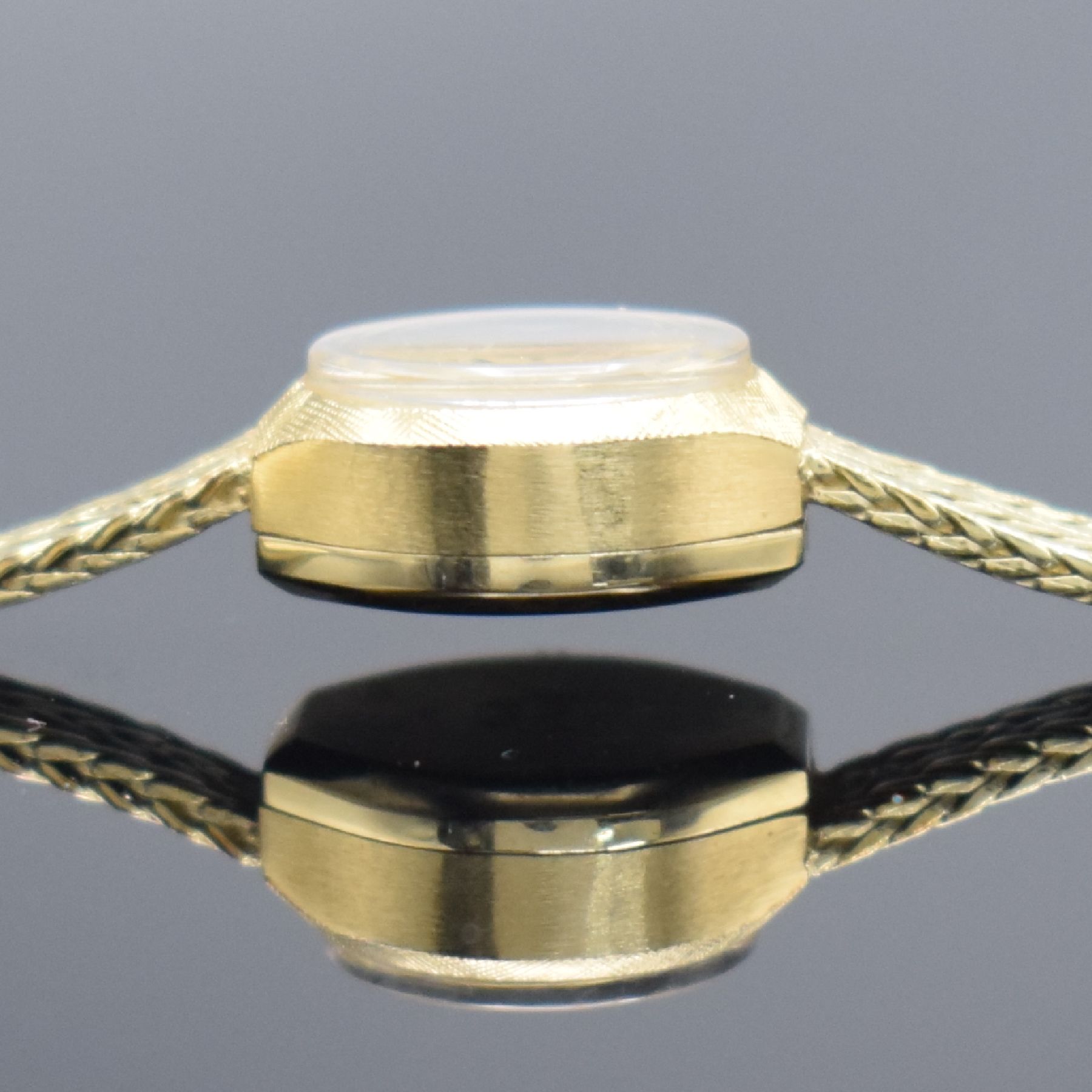 Detail f: LUTZ Damenarmbanduhr in GG 585/000, Schweiz um 1965, Handaufzug, Boden aufgedr., Goldband in 585/000, silb. Zifferbl. m. schwarzen Std.-Ind. & ...