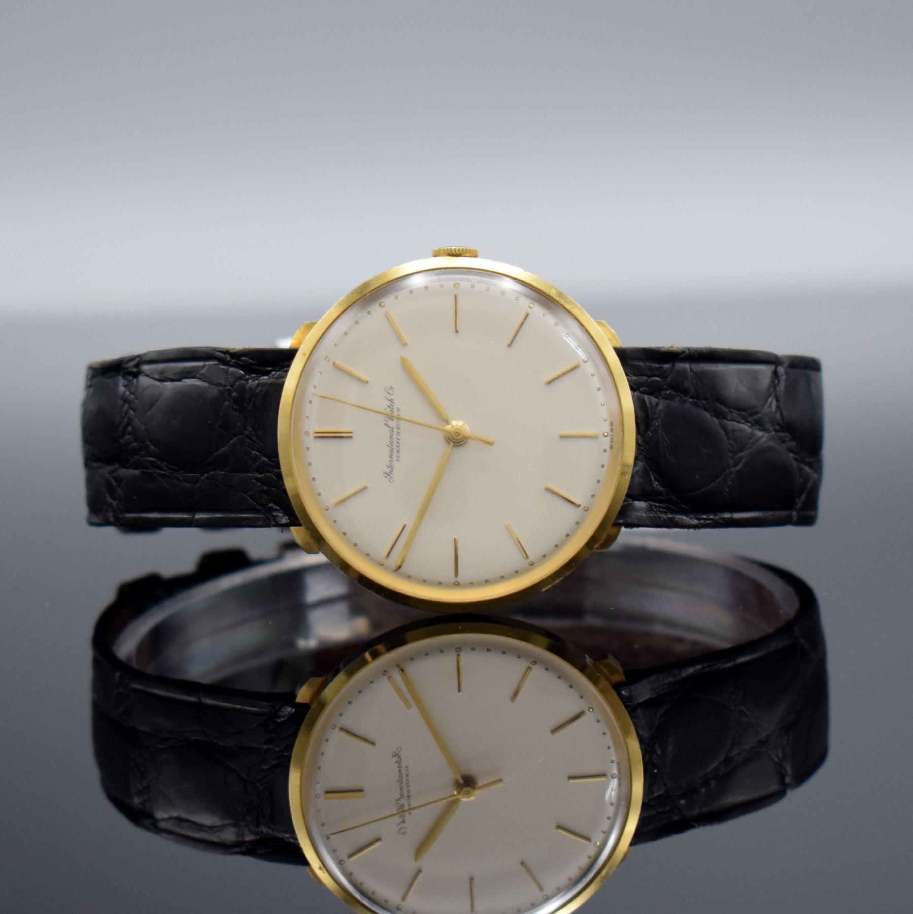 IWC Herrenarmbanduhr Kaliber 401 in GG 750/000, Schweiz um 1963, Handaufzug, 3- teil. Geh., Boden & Glasrand aufgedr., silb. Zifferbl. m. aufges. ...