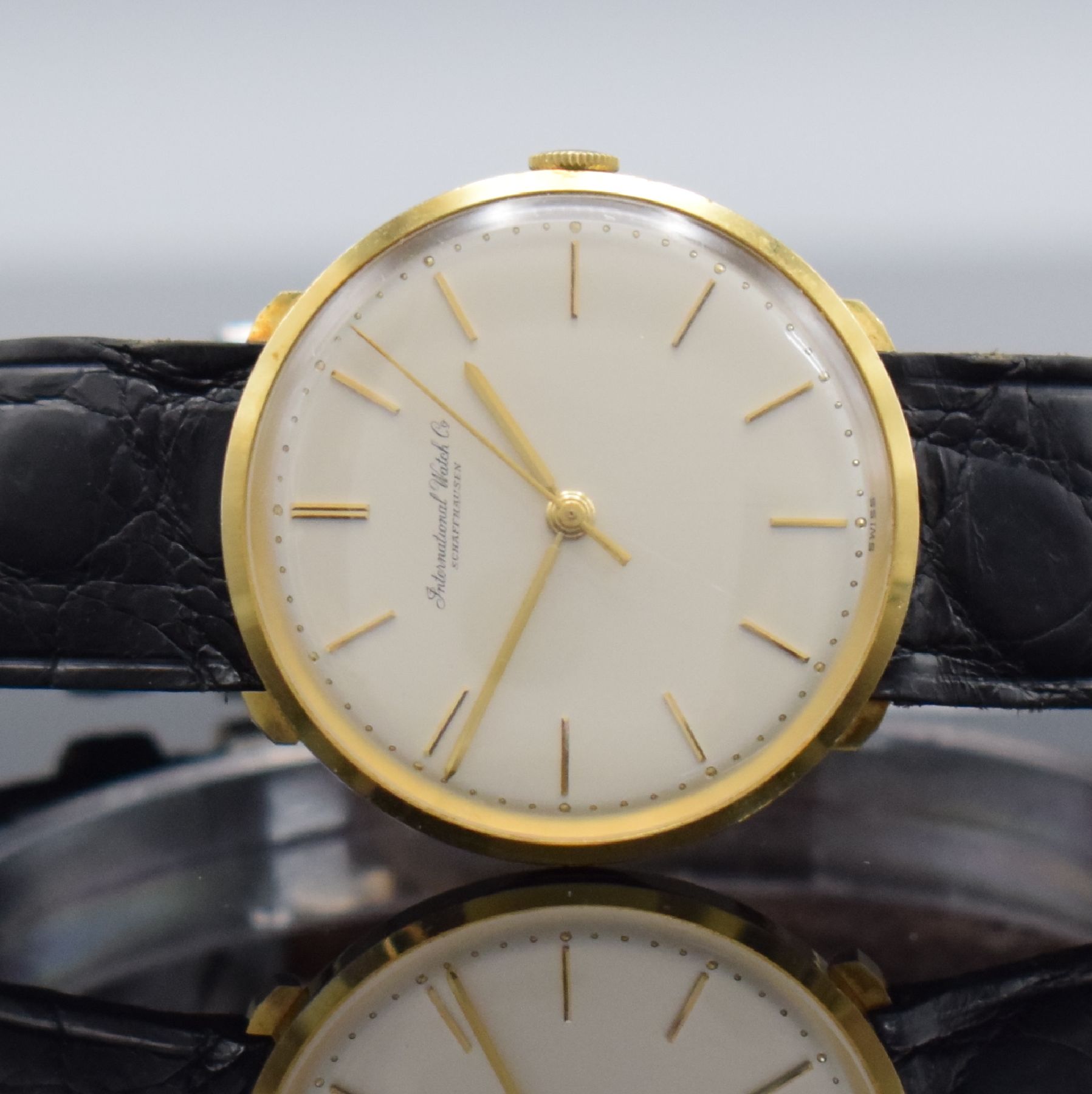 Detail a: IWC Herrenarmbanduhr Kaliber 401 in GG 750/000, Schweiz um 1963, Handaufzug, 3- teil. Geh., Boden & Glasrand aufgedr., silb. Zifferbl. m. aufges. ...