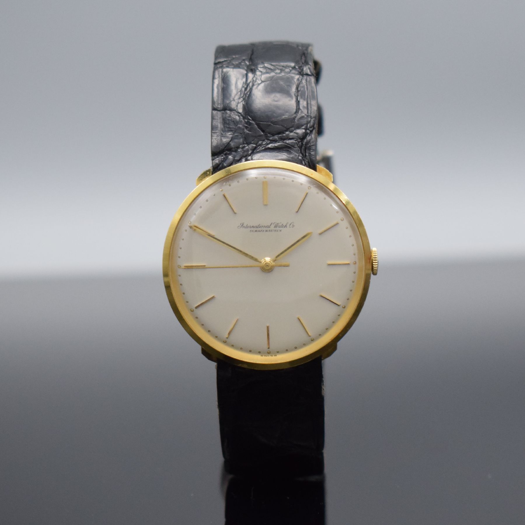 Detail b: IWC Herrenarmbanduhr Kaliber 401 in GG 750/000, Schweiz um 1963, Handaufzug, 3- teil. Geh., Boden & Glasrand aufgedr., silb. Zifferbl. m. aufges. ...