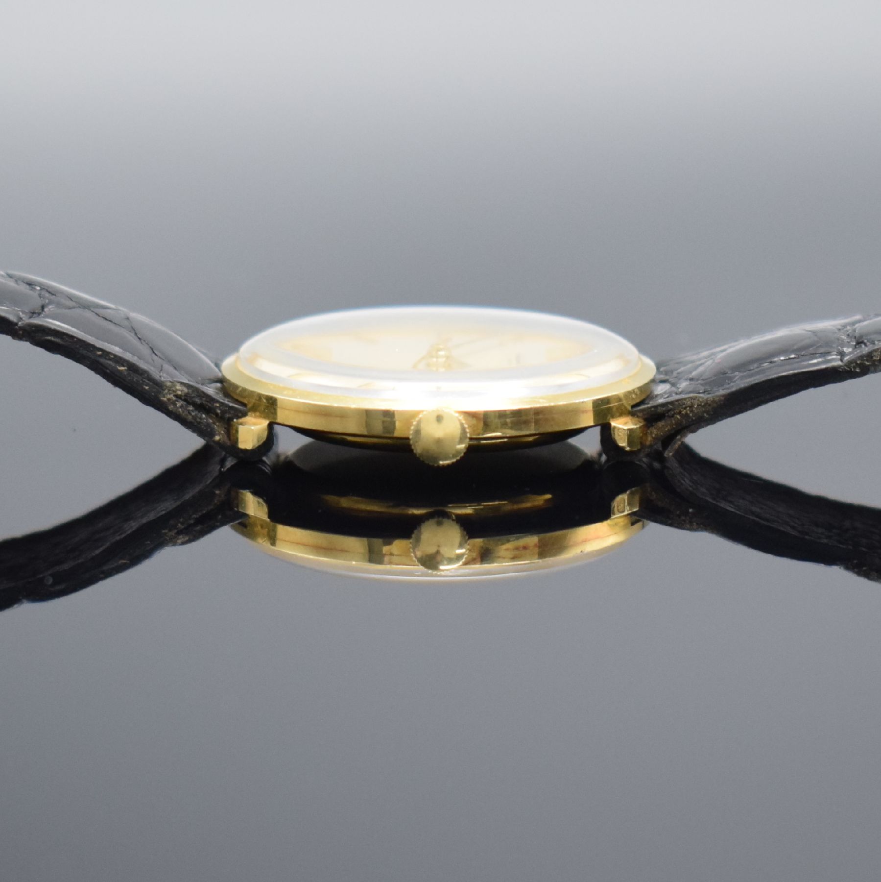 Detail d: IWC Herrenarmbanduhr Kaliber 401 in GG 750/000, Schweiz um 1963, Handaufzug, 3- teil. Geh., Boden & Glasrand aufgedr., silb. Zifferbl. m. aufges. ...