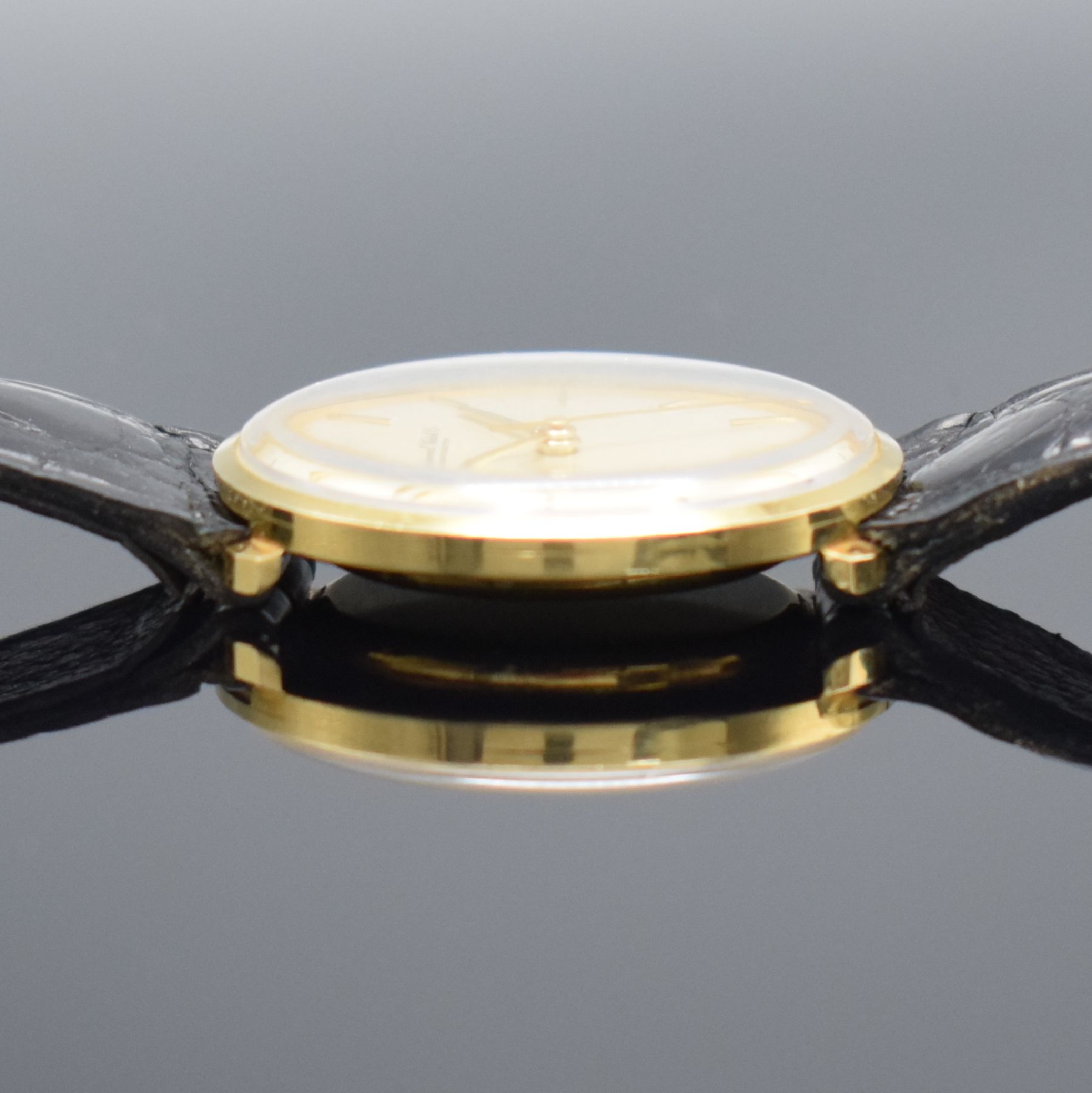 Detail e: IWC Herrenarmbanduhr Kaliber 401 in GG 750/000, Schweiz um 1963, Handaufzug, 3- teil. Geh., Boden & Glasrand aufgedr., silb. Zifferbl. m. aufges. ...