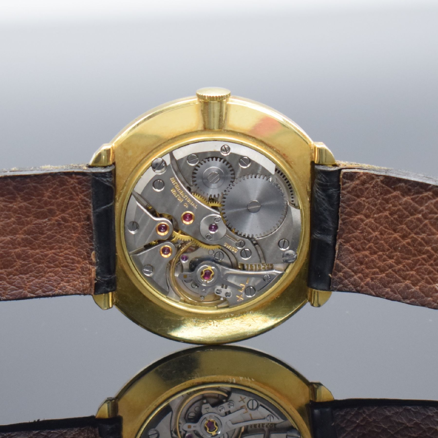 Detail g: IWC Herrenarmbanduhr Kaliber 401 in GG 750/000, Schweiz um 1963, Handaufzug, 3- teil. Geh., Boden & Glasrand aufgedr., silb. Zifferbl. m. aufges. ...