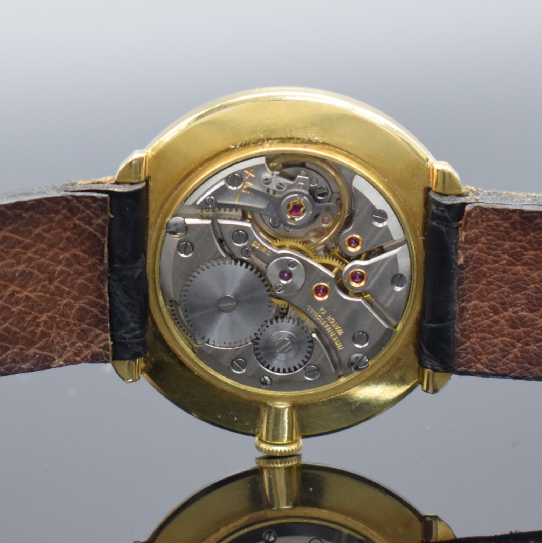 Detail h: IWC Herrenarmbanduhr Kaliber 401 in GG 750/000, Schweiz um 1963, Handaufzug, 3- teil. Geh., Boden & Glasrand aufgedr., silb. Zifferbl. m. aufges. ...