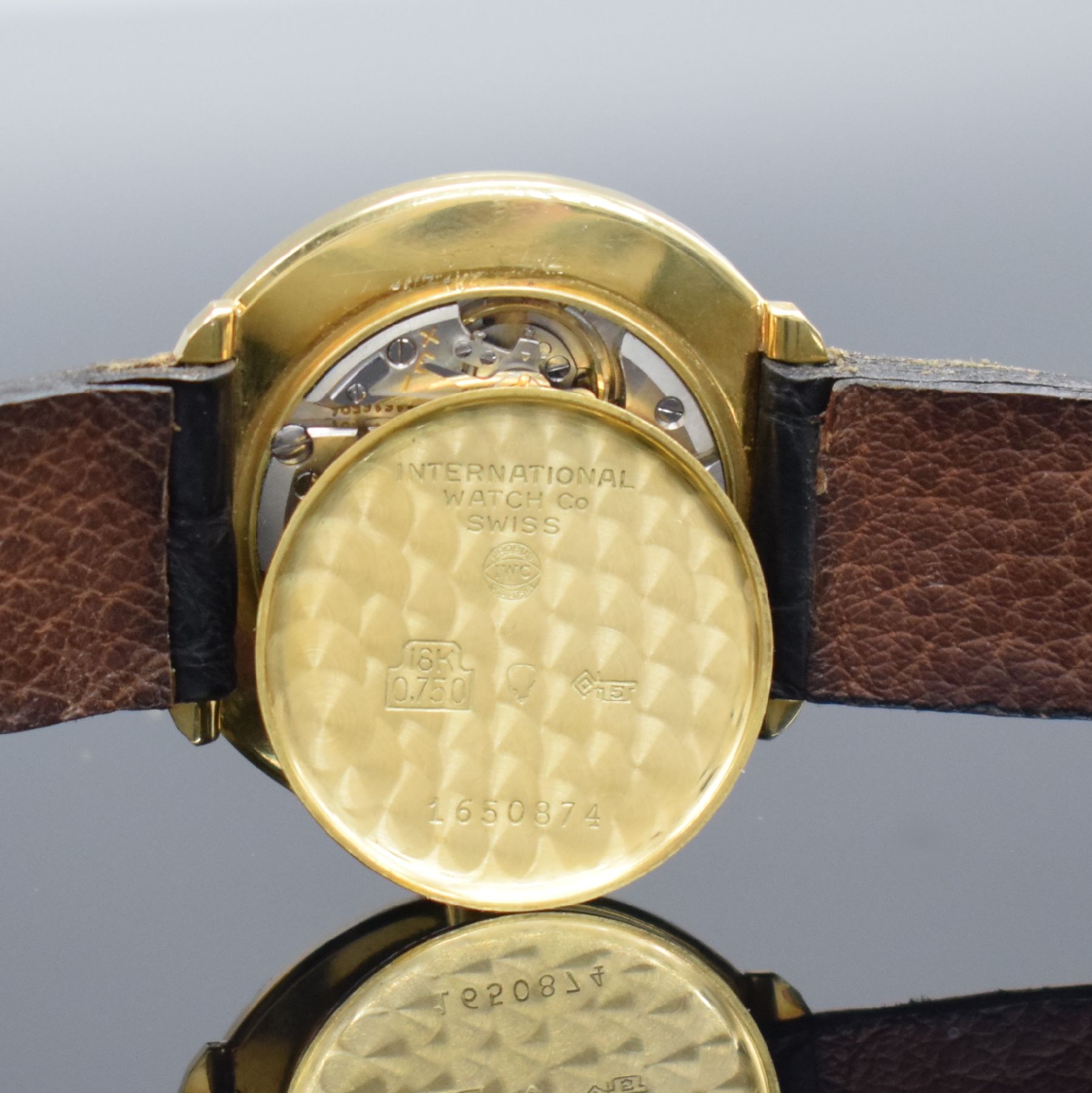 Detail i: IWC Herrenarmbanduhr Kaliber 401 in GG 750/000, Schweiz um 1963, Handaufzug, 3- teil. Geh., Boden & Glasrand aufgedr., silb. Zifferbl. m. aufges. ...