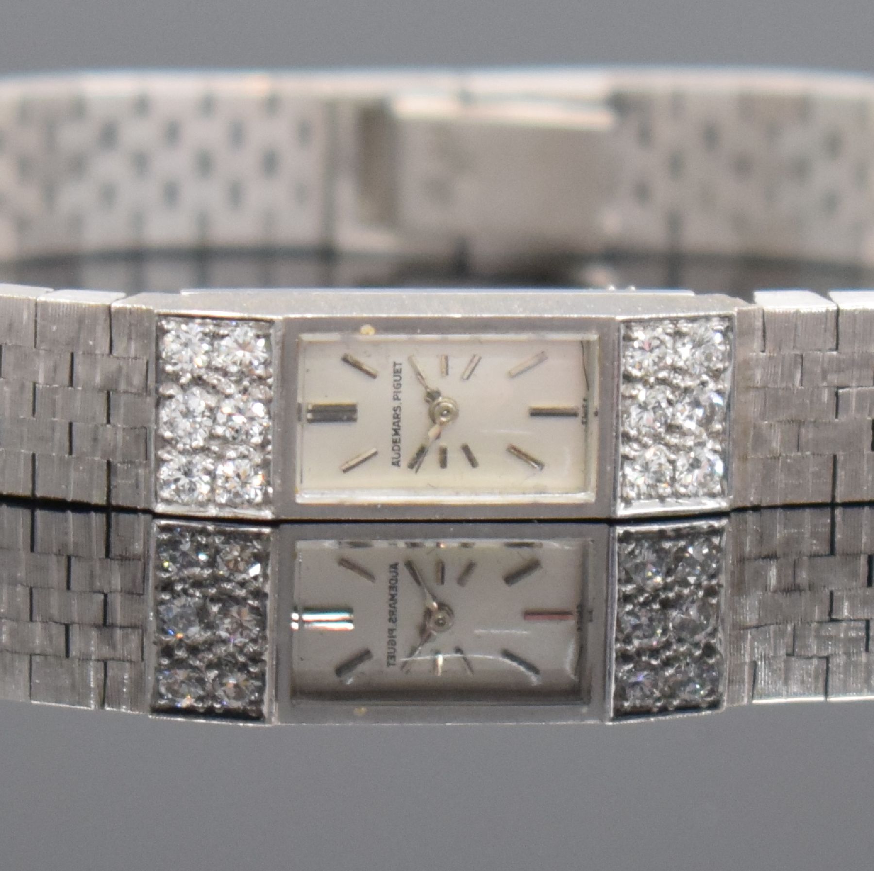 Detail a: AUDEMARS PIGUET feine & sehr seltene, elegante Damenarmbanduhr in WG 750/000 mit Kaliber 2005, Schweiz um 1966, Handaufzug sog. Backwinder, Boden ...