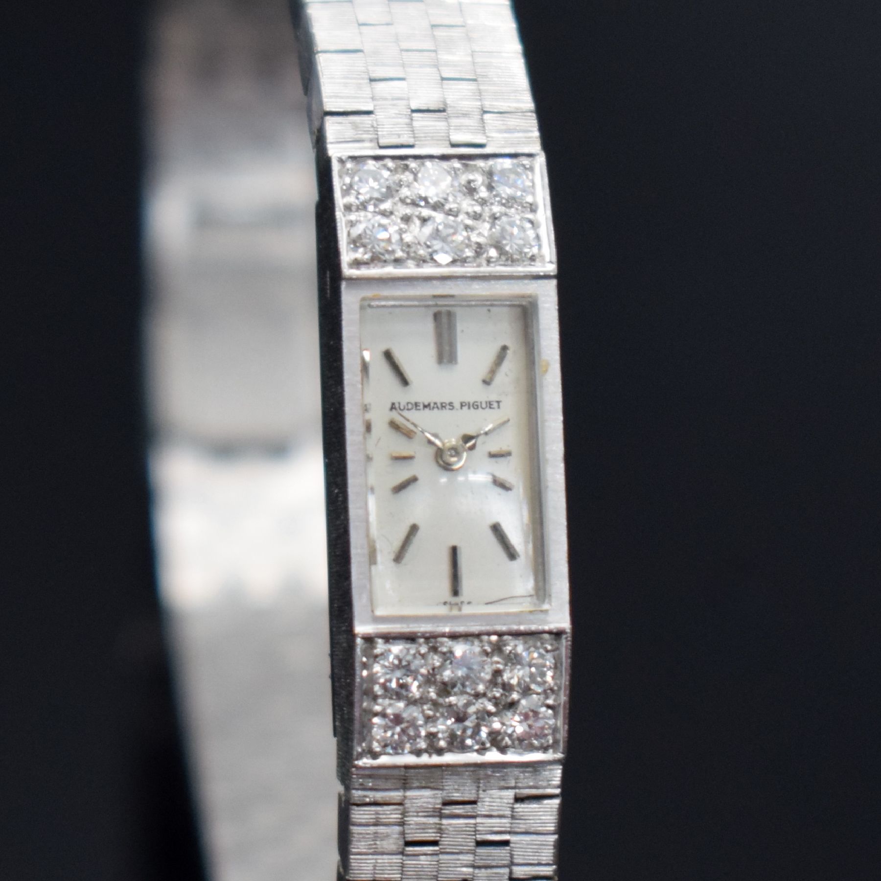 Detail b: AUDEMARS PIGUET feine & sehr seltene, elegante Damenarmbanduhr in WG 750/000 mit Kaliber 2005, Schweiz um 1966, Handaufzug sog. Backwinder, Boden ...