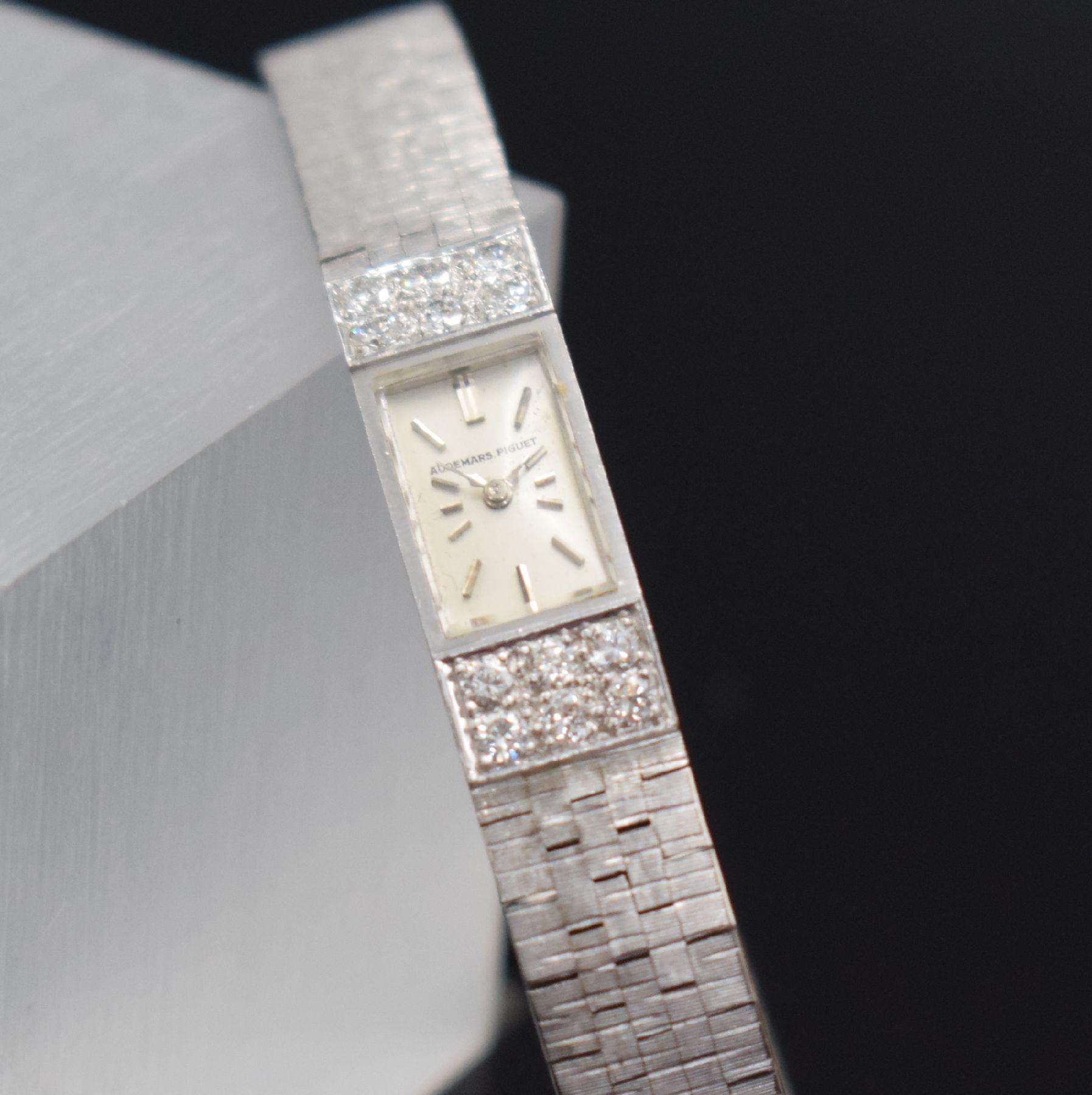 Detail c: AUDEMARS PIGUET feine & sehr seltene, elegante Damenarmbanduhr in WG 750/000 mit Kaliber 2005, Schweiz um 1966, Handaufzug sog. Backwinder, Boden ...