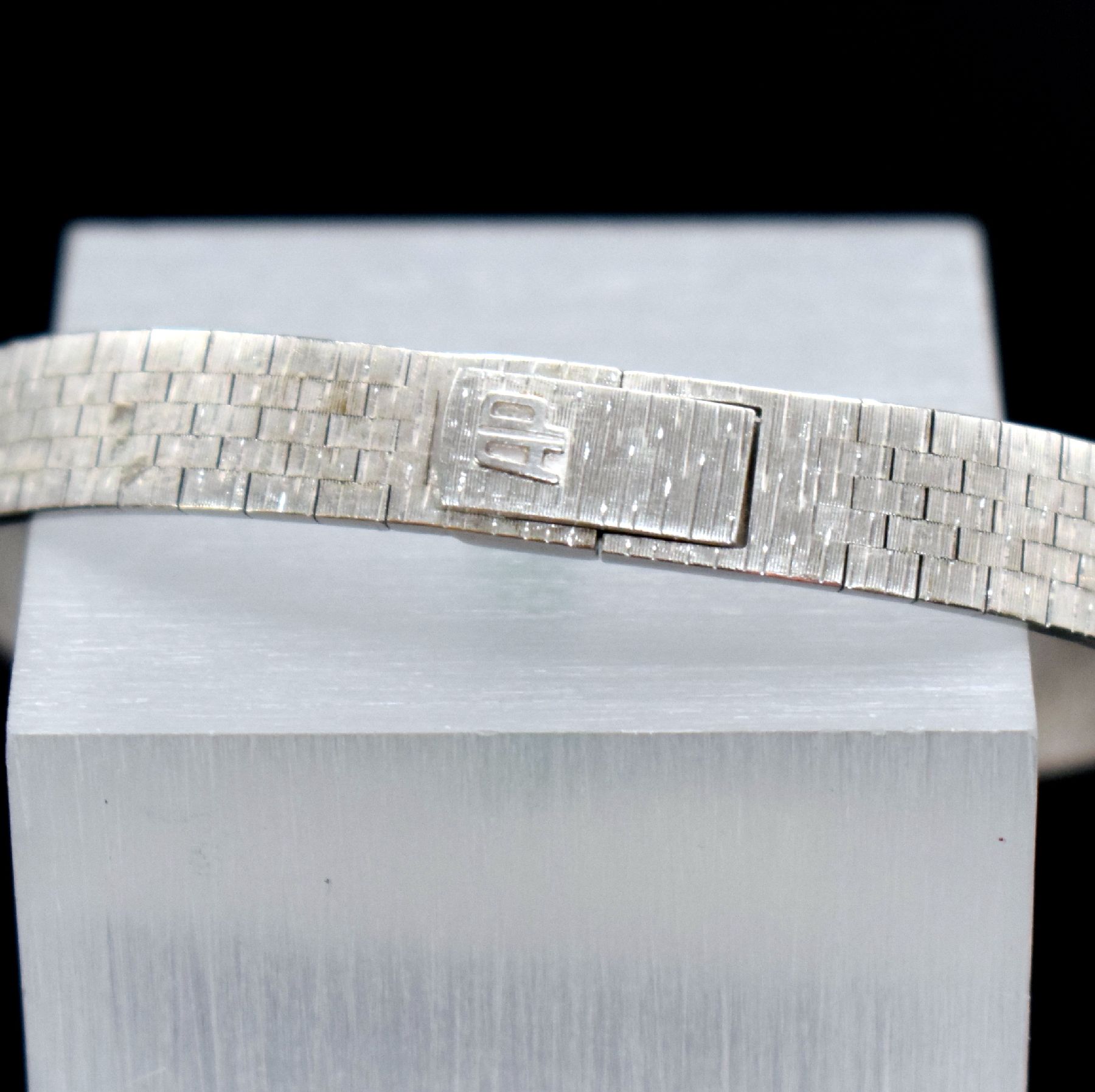 Detail d: AUDEMARS PIGUET feine & sehr seltene, elegante Damenarmbanduhr in WG 750/000 mit Kaliber 2005, Schweiz um 1966, Handaufzug sog. Backwinder, Boden ...