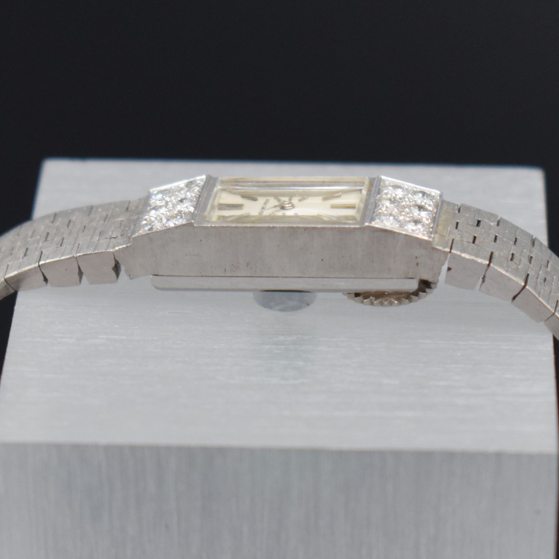 Detail e: AUDEMARS PIGUET feine & sehr seltene, elegante Damenarmbanduhr in WG 750/000 mit Kaliber 2005, Schweiz um 1966, Handaufzug sog. Backwinder, Boden ...