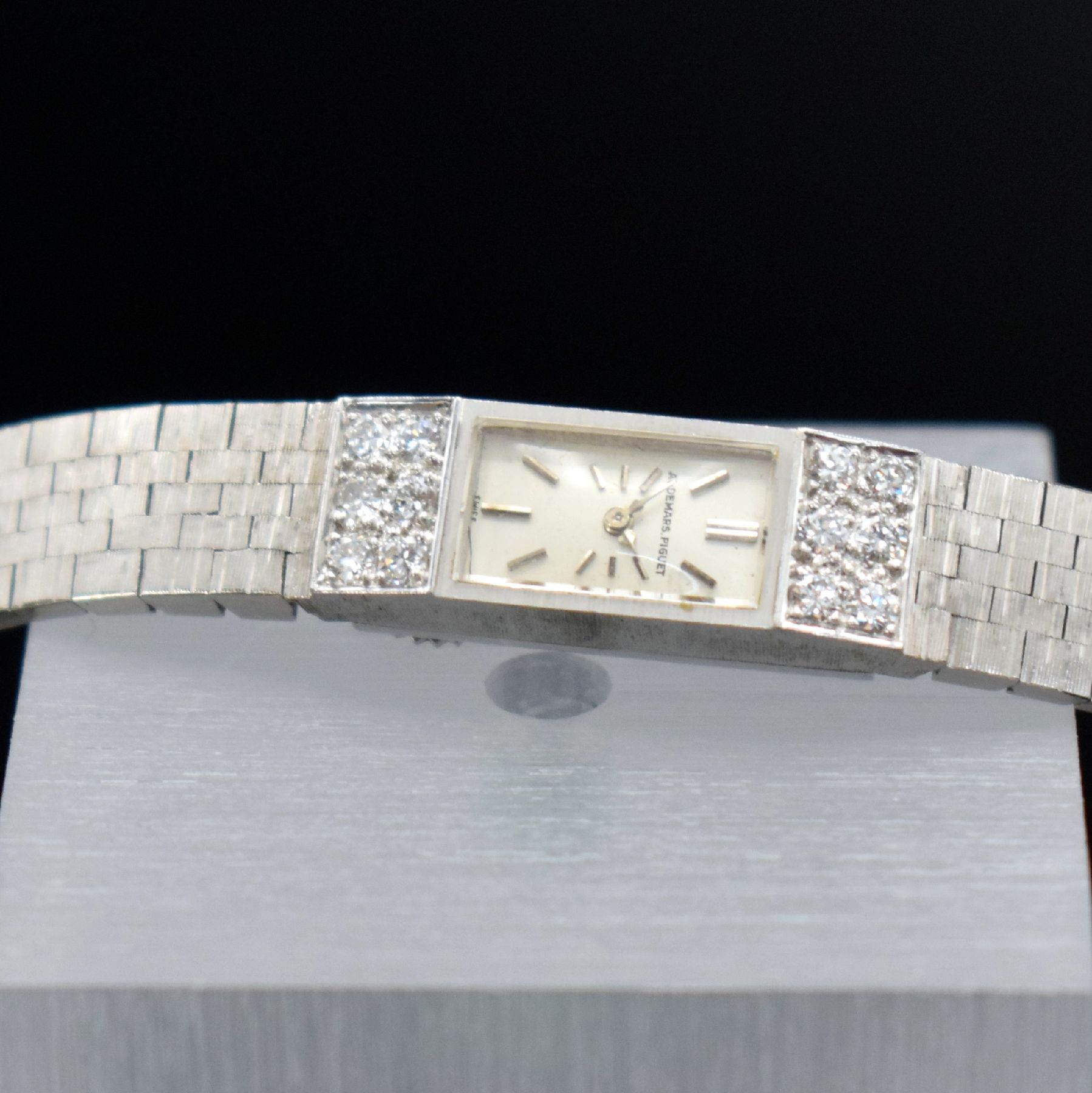 Detail g: AUDEMARS PIGUET feine & sehr seltene, elegante Damenarmbanduhr in WG 750/000 mit Kaliber 2005, Schweiz um 1966, Handaufzug sog. Backwinder, Boden ...