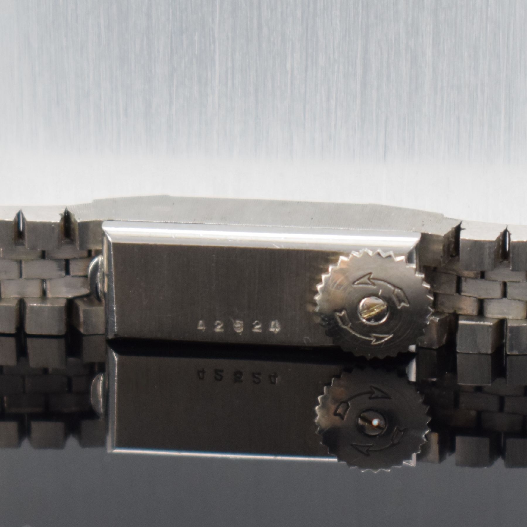Detail h: AUDEMARS PIGUET feine & sehr seltene, elegante Damenarmbanduhr in WG 750/000 mit Kaliber 2005, Schweiz um 1966, Handaufzug sog. Backwinder, Boden ...