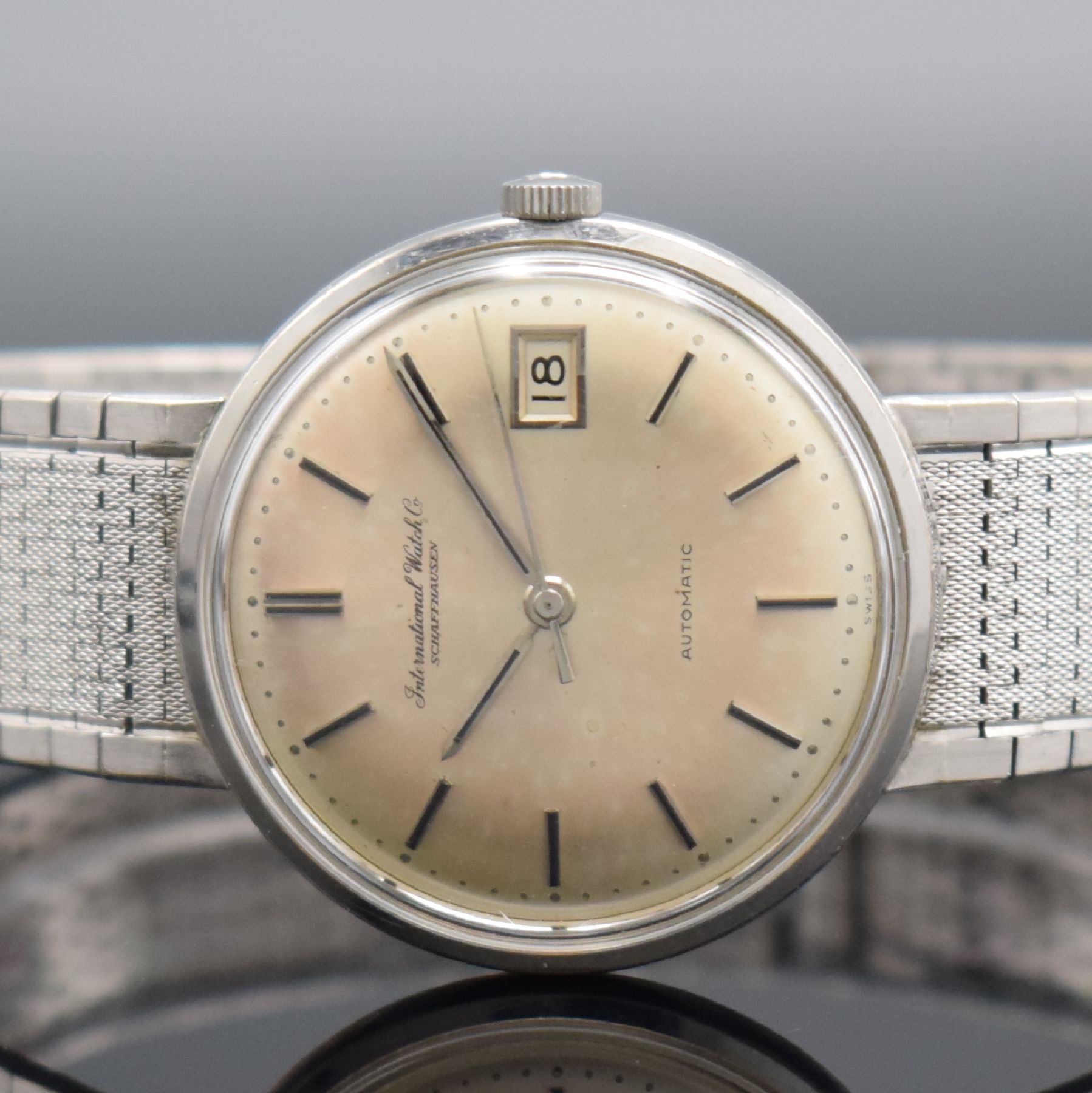 Detail a: IWC Herrenarmbanduhr Kaliber 8541 in WG 750/000 Referenz R 807 A mit original Goldband, Schweiz um 1965, Automatik, 2- teil. Geh., Boden gedr., ...