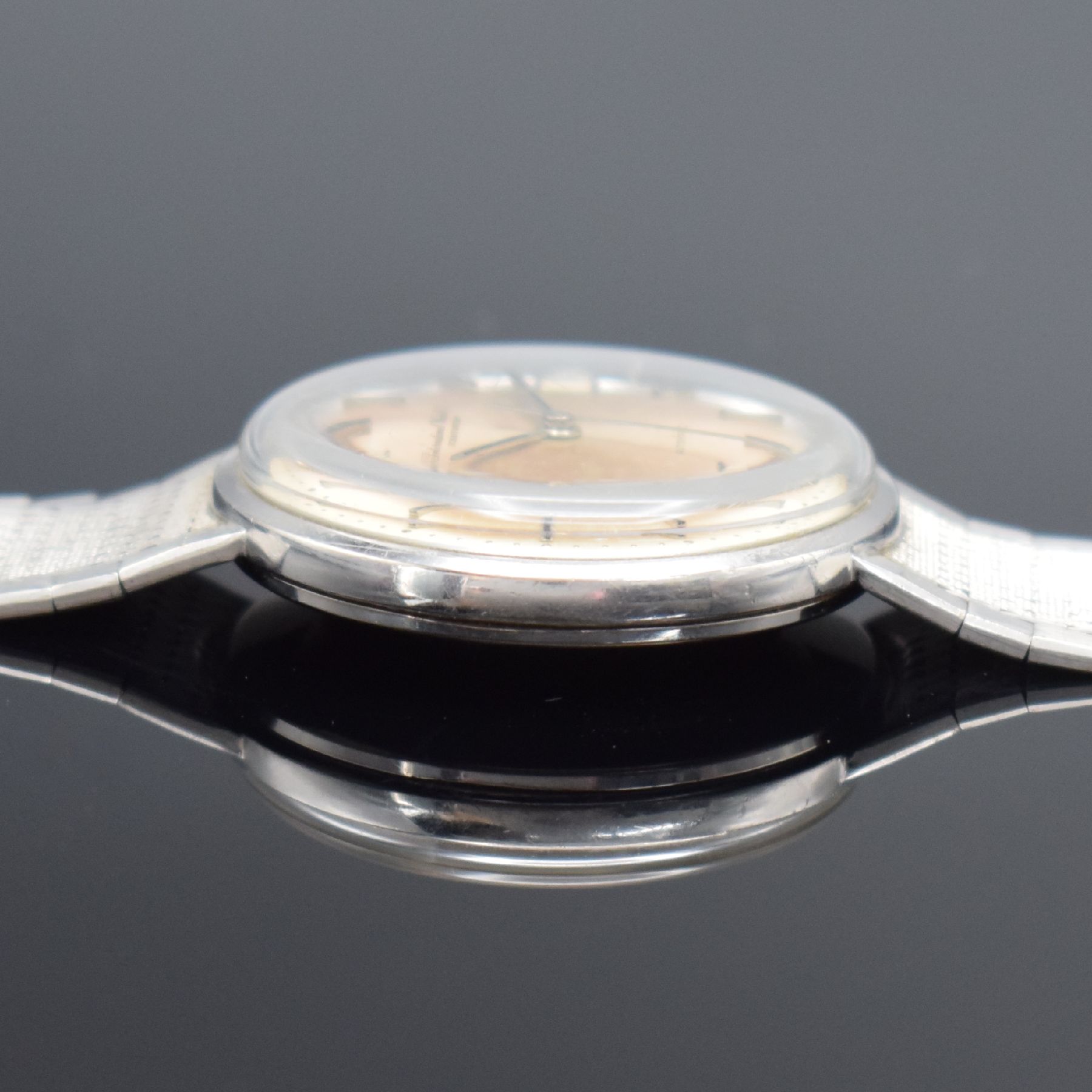 Detail h: IWC Herrenarmbanduhr Kaliber 8541 in WG 750/000 Referenz R 807 A mit original Goldband, Schweiz um 1965, Automatik, 2- teil. Geh., Boden gedr., ...
