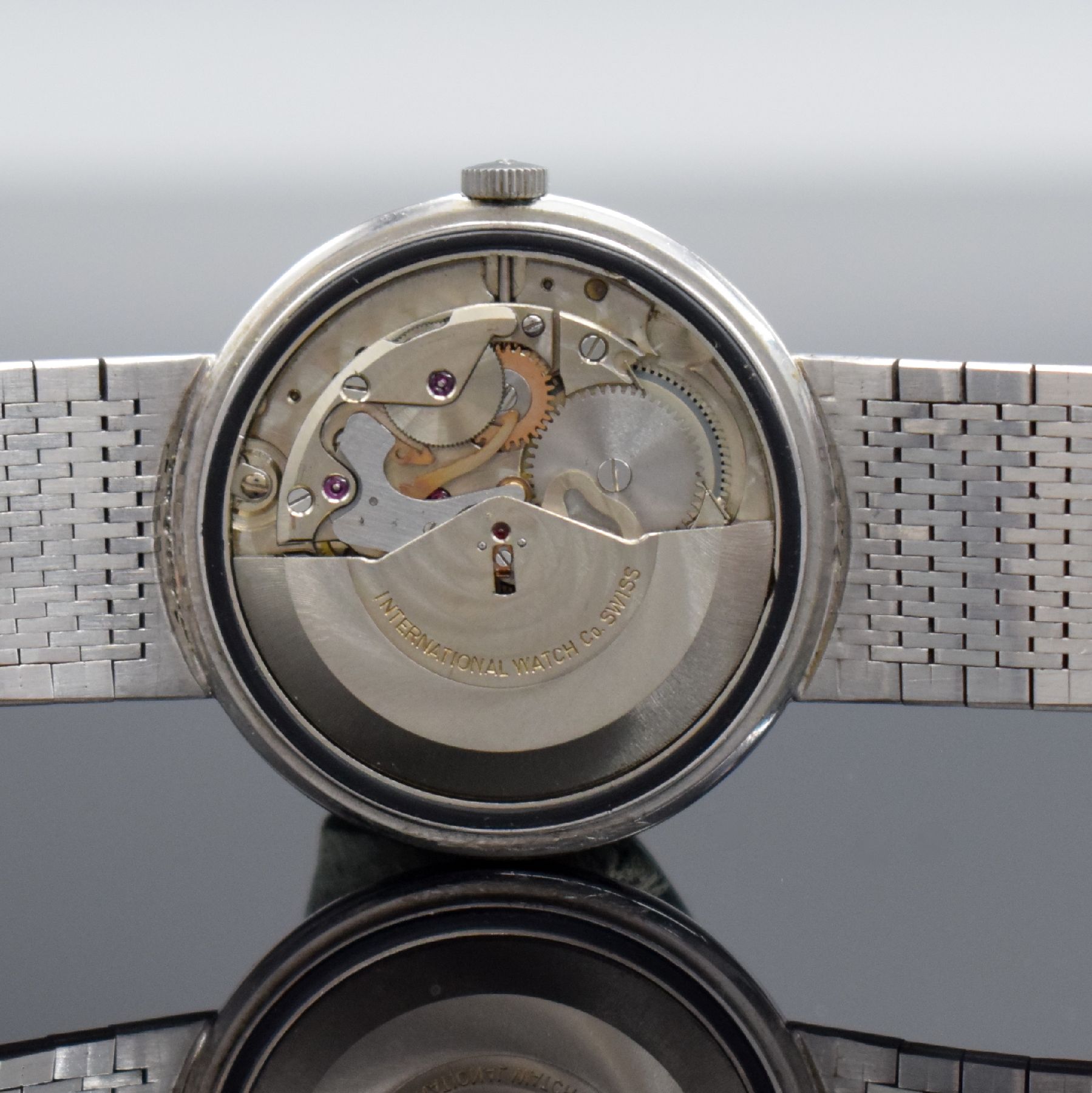Detail k: IWC Herrenarmbanduhr Kaliber 8541 in WG 750/000 Referenz R 807 A mit original Goldband, Schweiz um 1965, Automatik, 2- teil. Geh., Boden gedr., ...