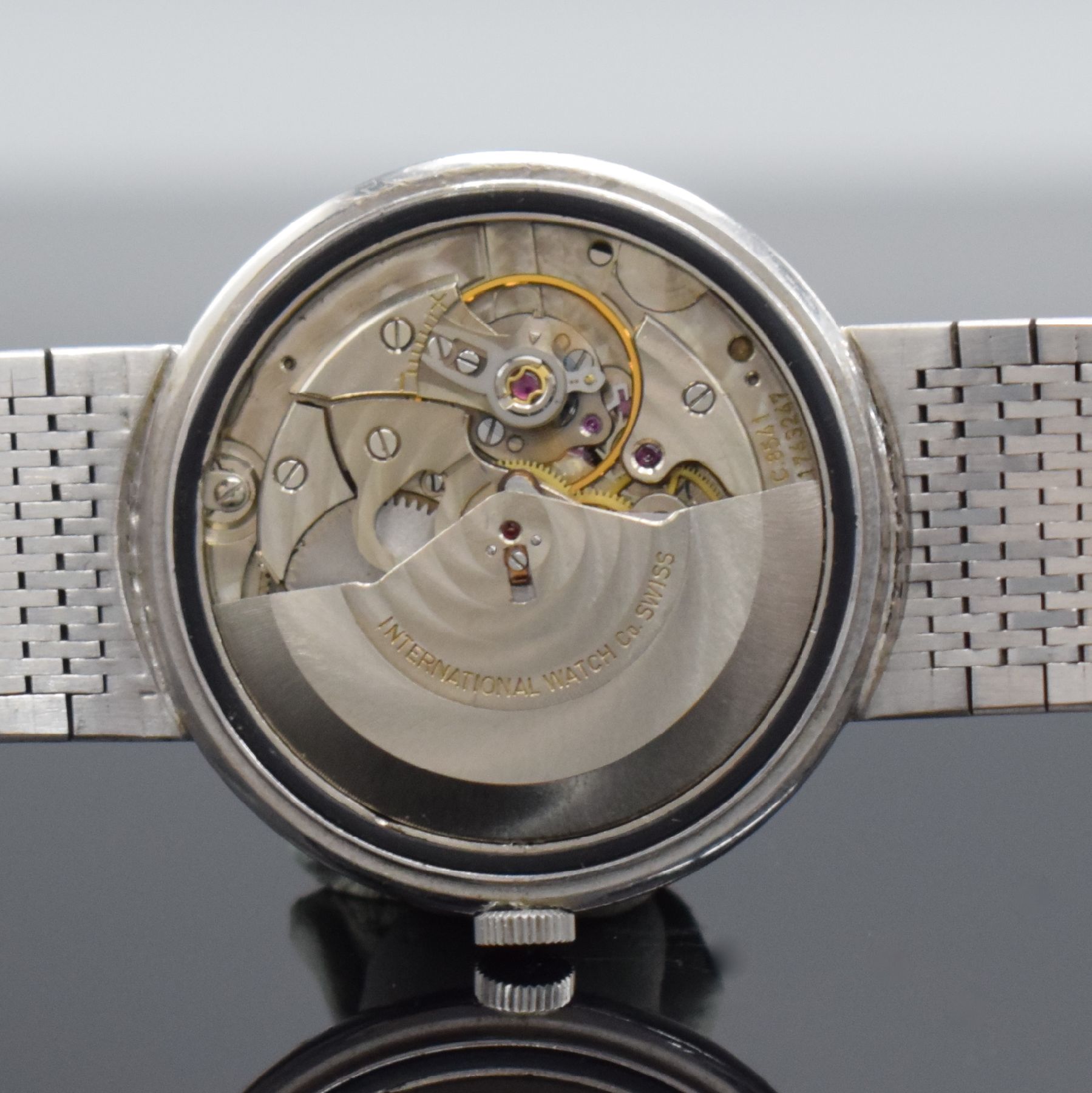 Detail l: IWC Herrenarmbanduhr Kaliber 8541 in WG 750/000 Referenz R 807 A mit original Goldband, Schweiz um 1965, Automatik, 2- teil. Geh., Boden gedr., ...