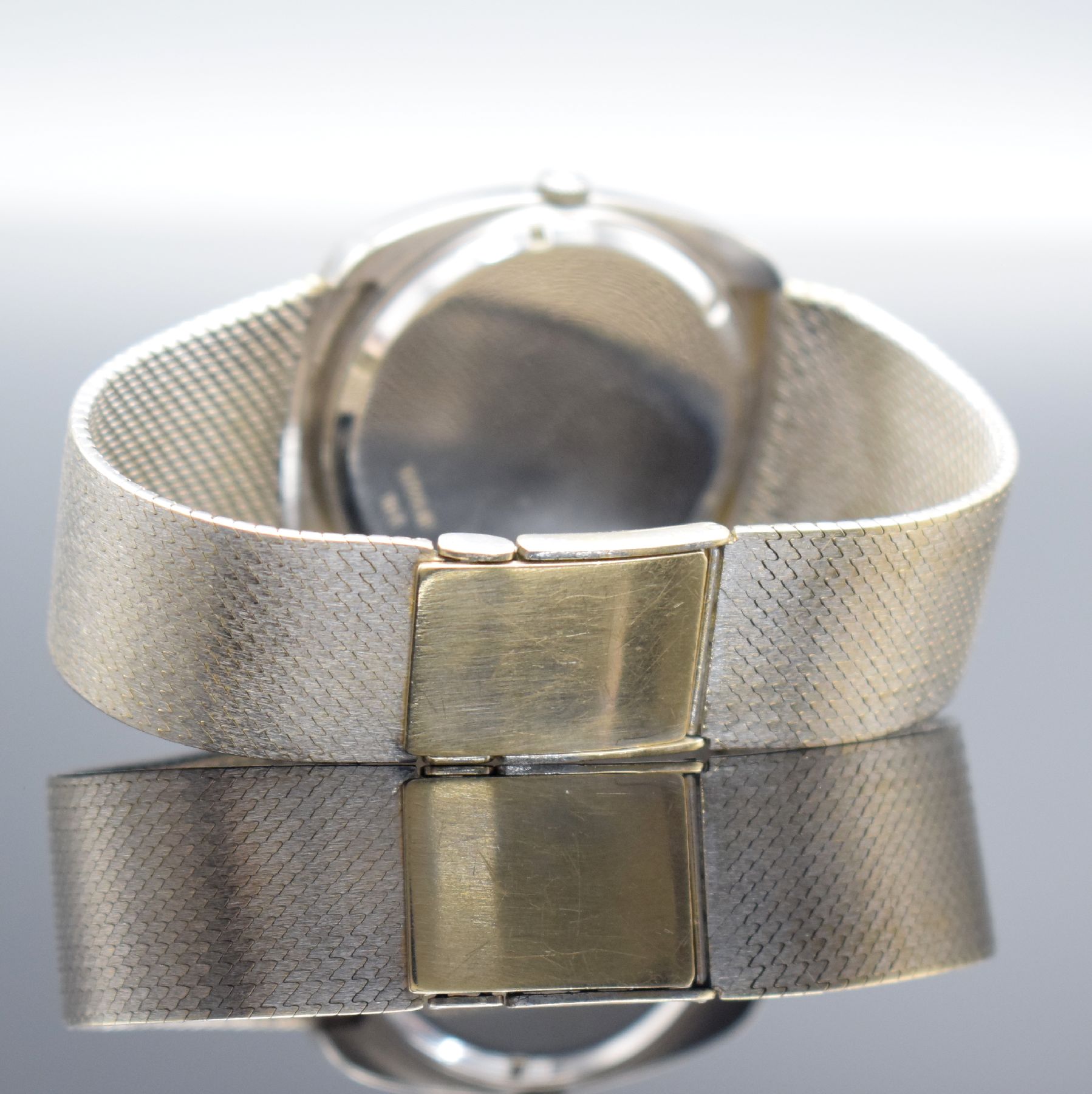 Detail e: GIRARD PERREGAUX Herrenarmbanduhr in WG 750/000 mit neutralem Goldband in WG 750/000, Schweiz um 1970, quarz, massives Gehäuse, Boden geschr., ...