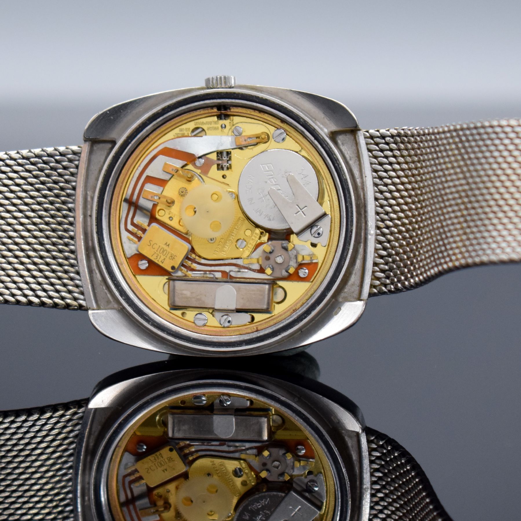 Detail j: GIRARD PERREGAUX Herrenarmbanduhr in WG 750/000 mit neutralem Goldband in WG 750/000, Schweiz um 1970, quarz, massives Gehäuse, Boden geschr., ...