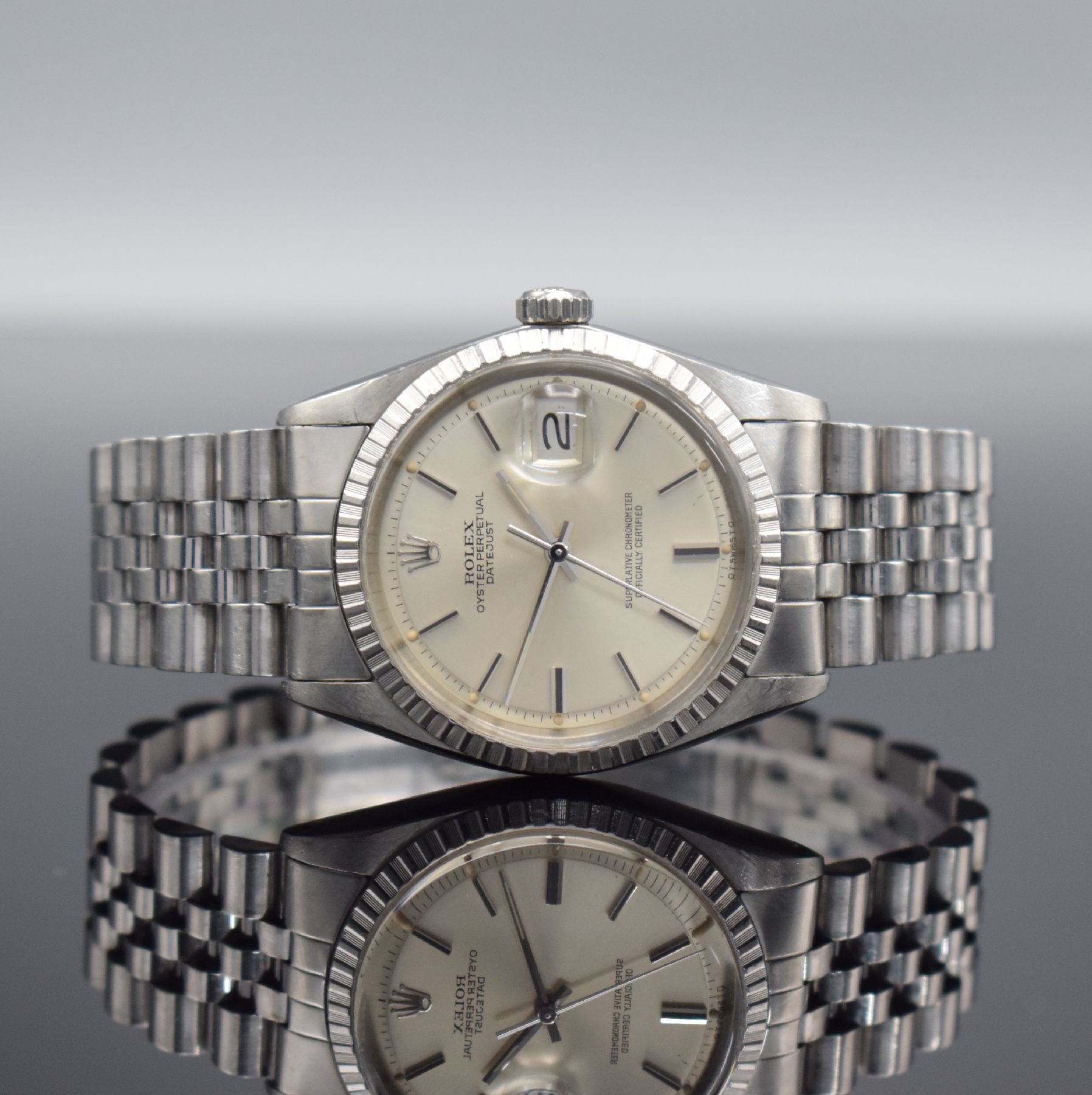 ROLEX Oyster Perpetual Datejust Herrenarmbanduhr mit Sigma Zifferblatt in Stahl Referenz 1603, Schweiz um 1972, Automatik, Chronometer der ...