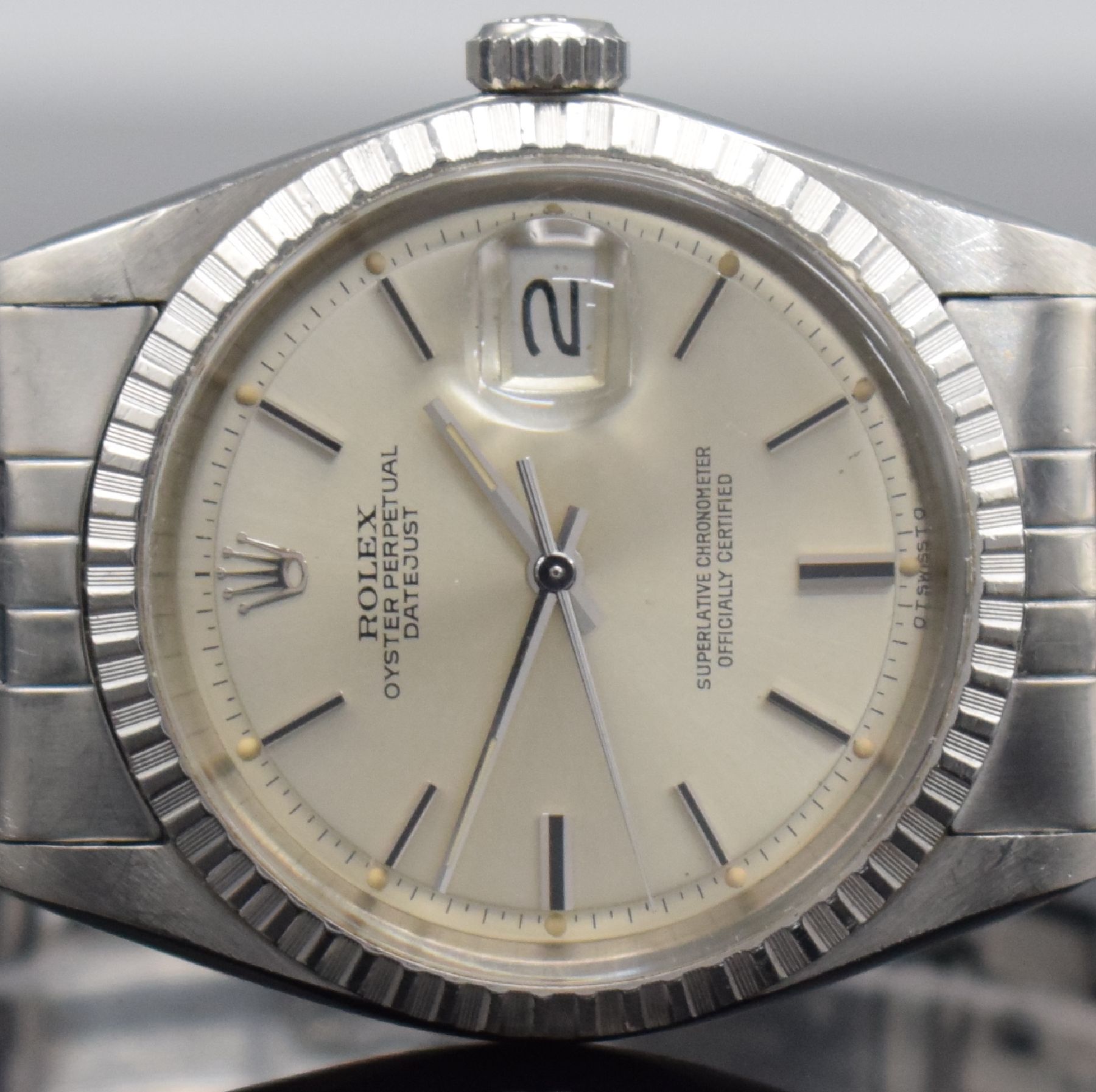 Detail b: ROLEX Oyster Perpetual Datejust Herrenarmbanduhr mit Sigma Zifferblatt in Stahl Referenz 1603, Schweiz um 1972, Automatik, Chronometer der ...
