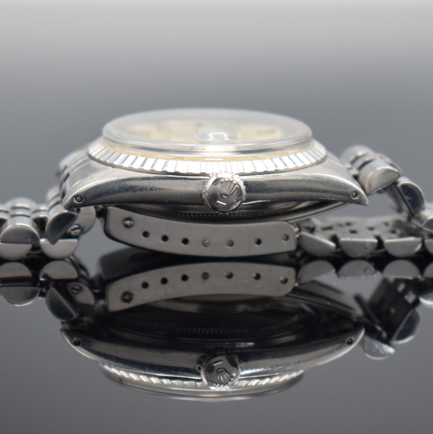 Detail i: ROLEX Oyster Perpetual Datejust Herrenarmbanduhr mit Sigma Zifferblatt in Stahl Referenz 1603, Schweiz um 1972, Automatik, Chronometer der ...