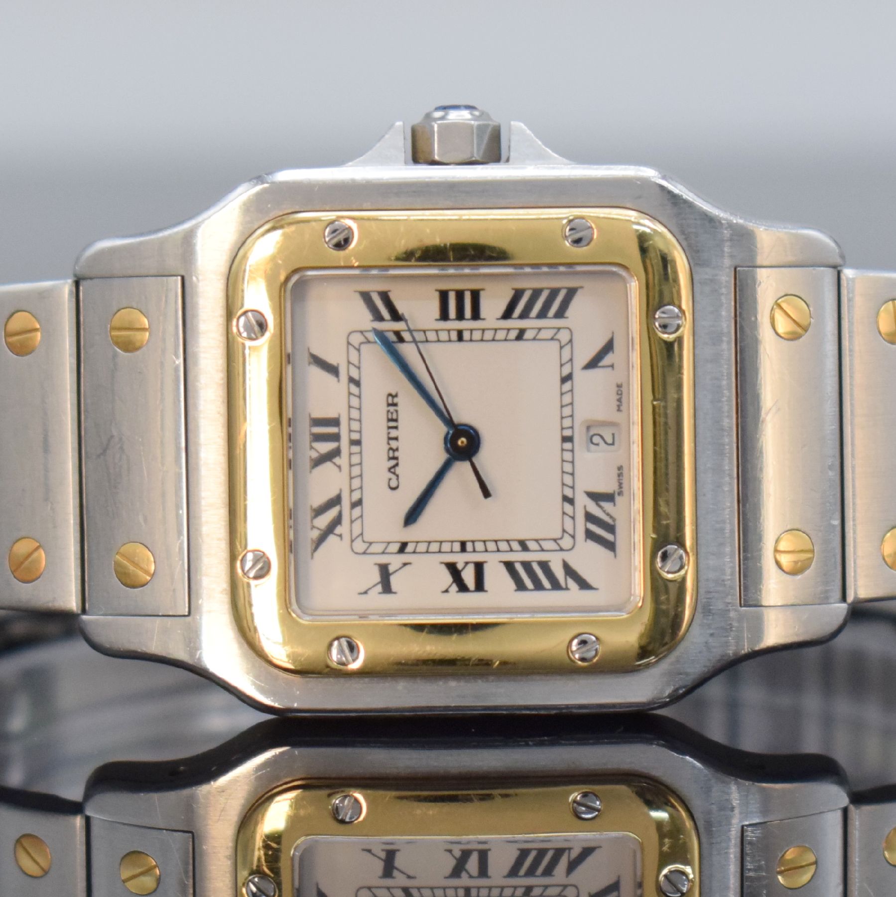 Detail a: CARTIER Santos Herrenarmbanduhr, Schweiz um 1991, quarz, Edelstahl & Gold komb. inkl. Gliederband m. Faltschl., Goldlünette, Boden 8-fach verschr., ...
