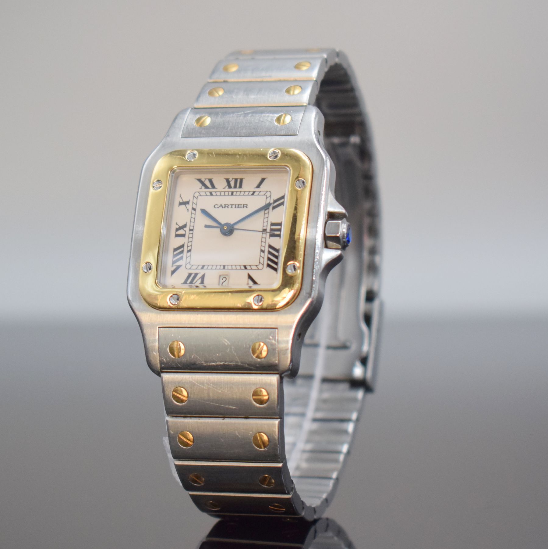 Detail b: CARTIER Santos Herrenarmbanduhr, Schweiz um 1991, quarz, Edelstahl & Gold komb. inkl. Gliederband m. Faltschl., Goldlünette, Boden 8-fach verschr., ...