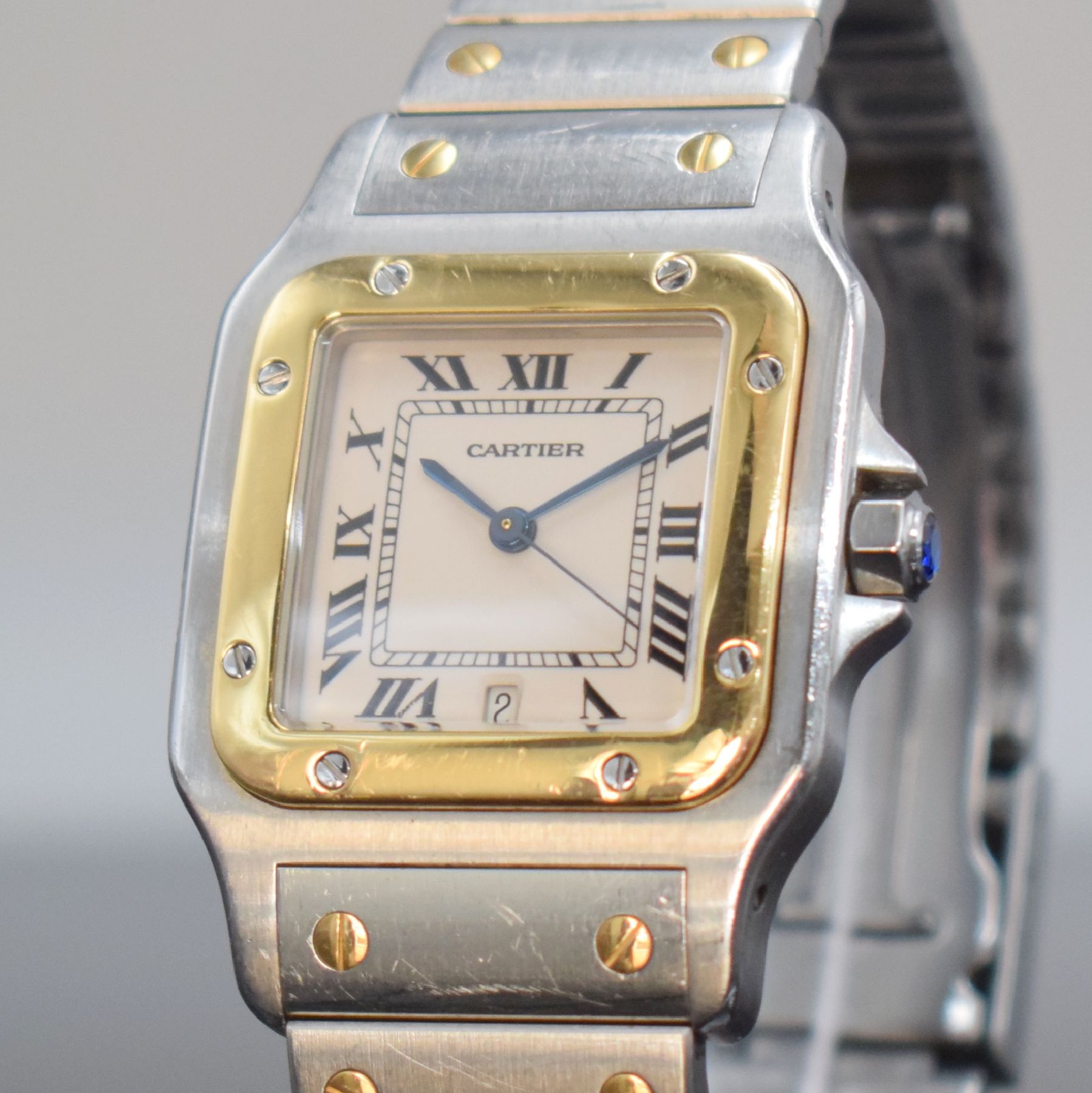 Detail c: CARTIER Santos Herrenarmbanduhr, Schweiz um 1991, quarz, Edelstahl & Gold komb. inkl. Gliederband m. Faltschl., Goldlünette, Boden 8-fach verschr., ...