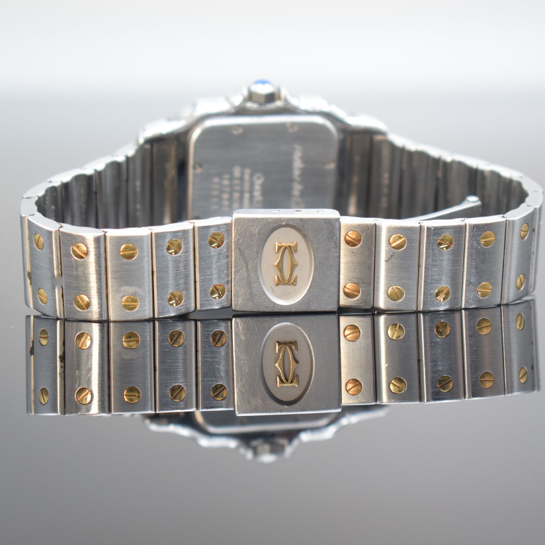 Detail f: CARTIER Santos Herrenarmbanduhr, Schweiz um 1991, quarz, Edelstahl & Gold komb. inkl. Gliederband m. Faltschl., Goldlünette, Boden 8-fach verschr., ...