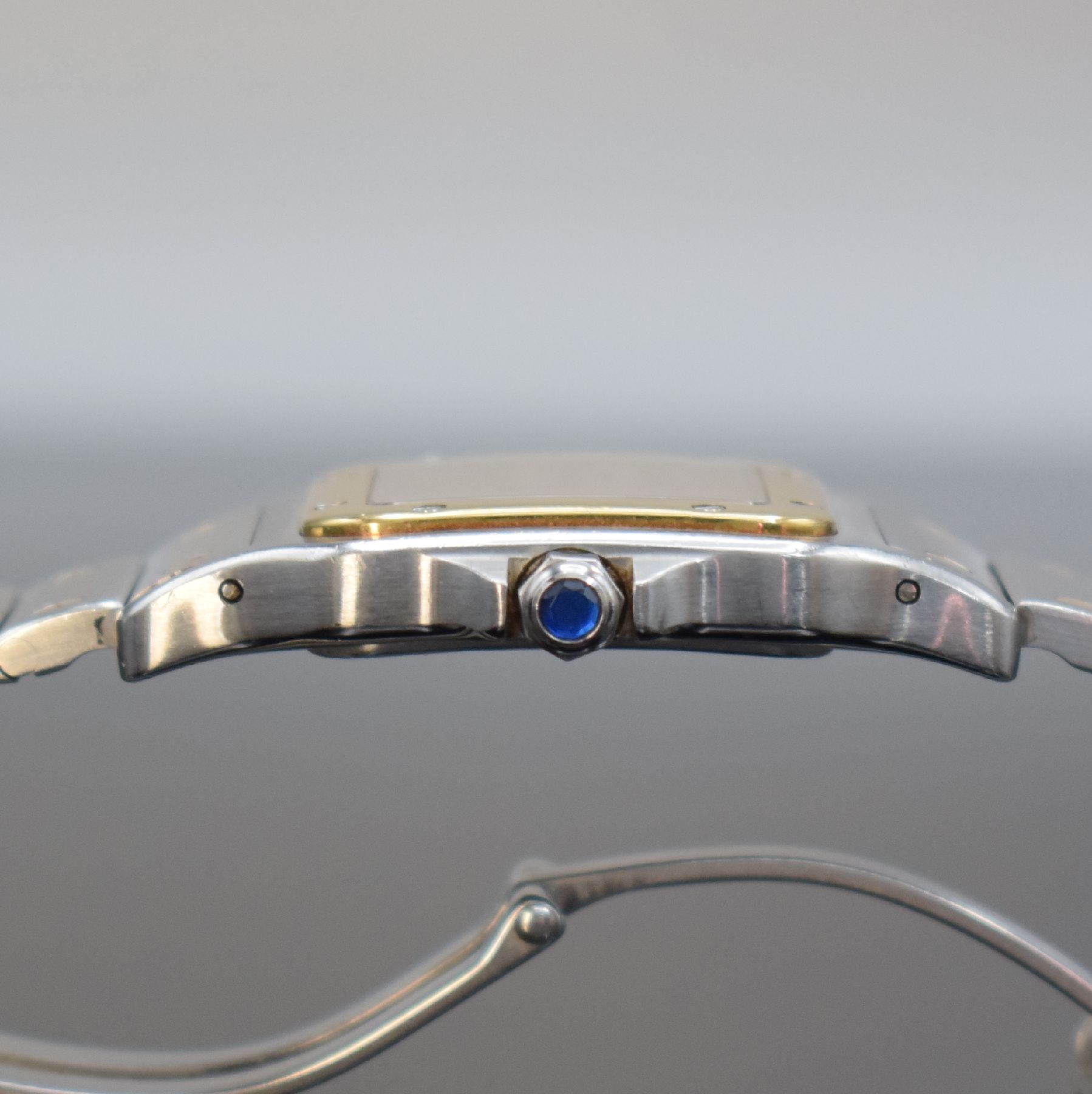 Detail g: CARTIER Santos Herrenarmbanduhr, Schweiz um 1991, quarz, Edelstahl & Gold komb. inkl. Gliederband m. Faltschl., Goldlünette, Boden 8-fach verschr., ...